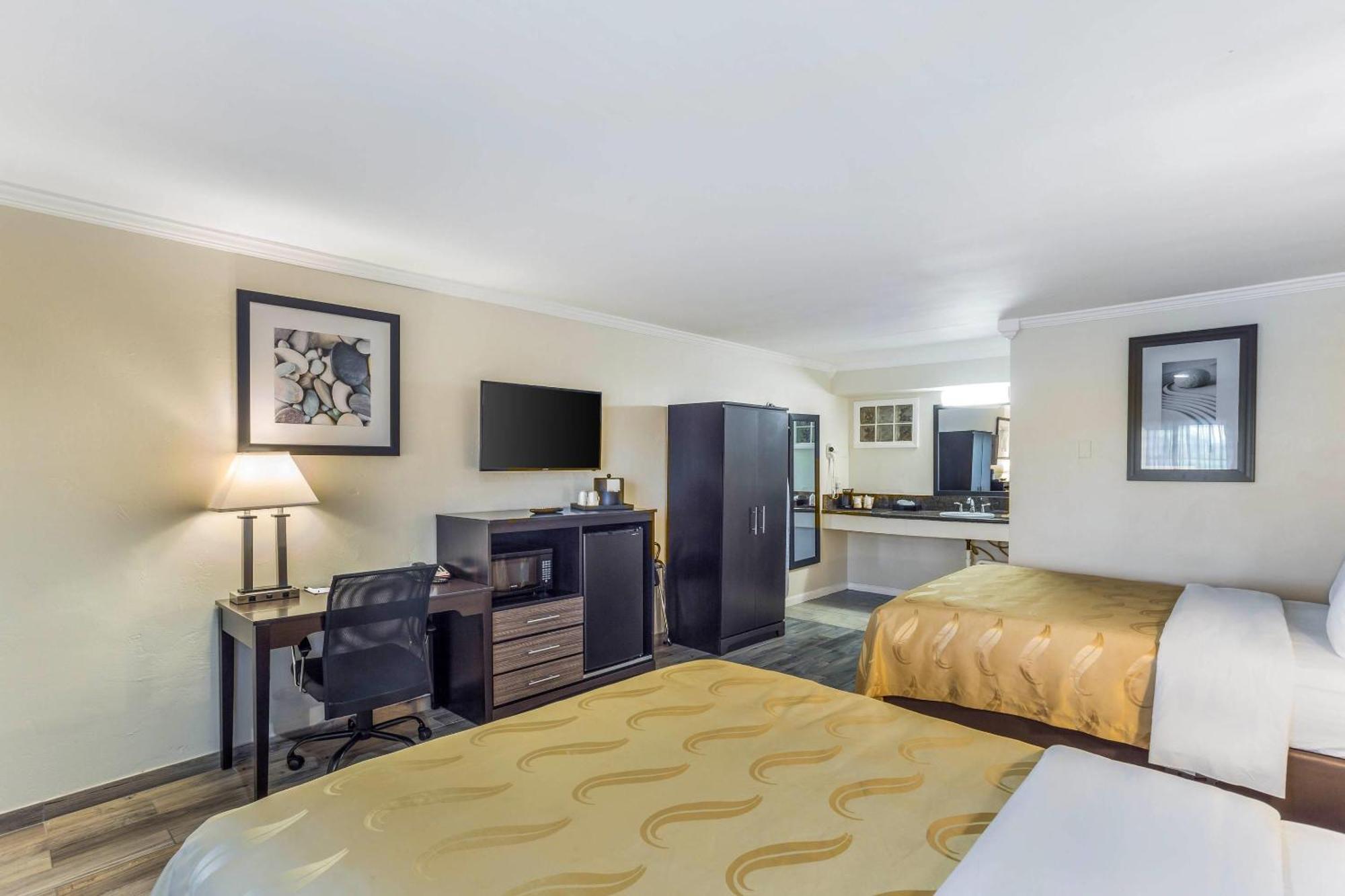 Deluxe Queen Room with Two Queen Beds - Non-Smoking