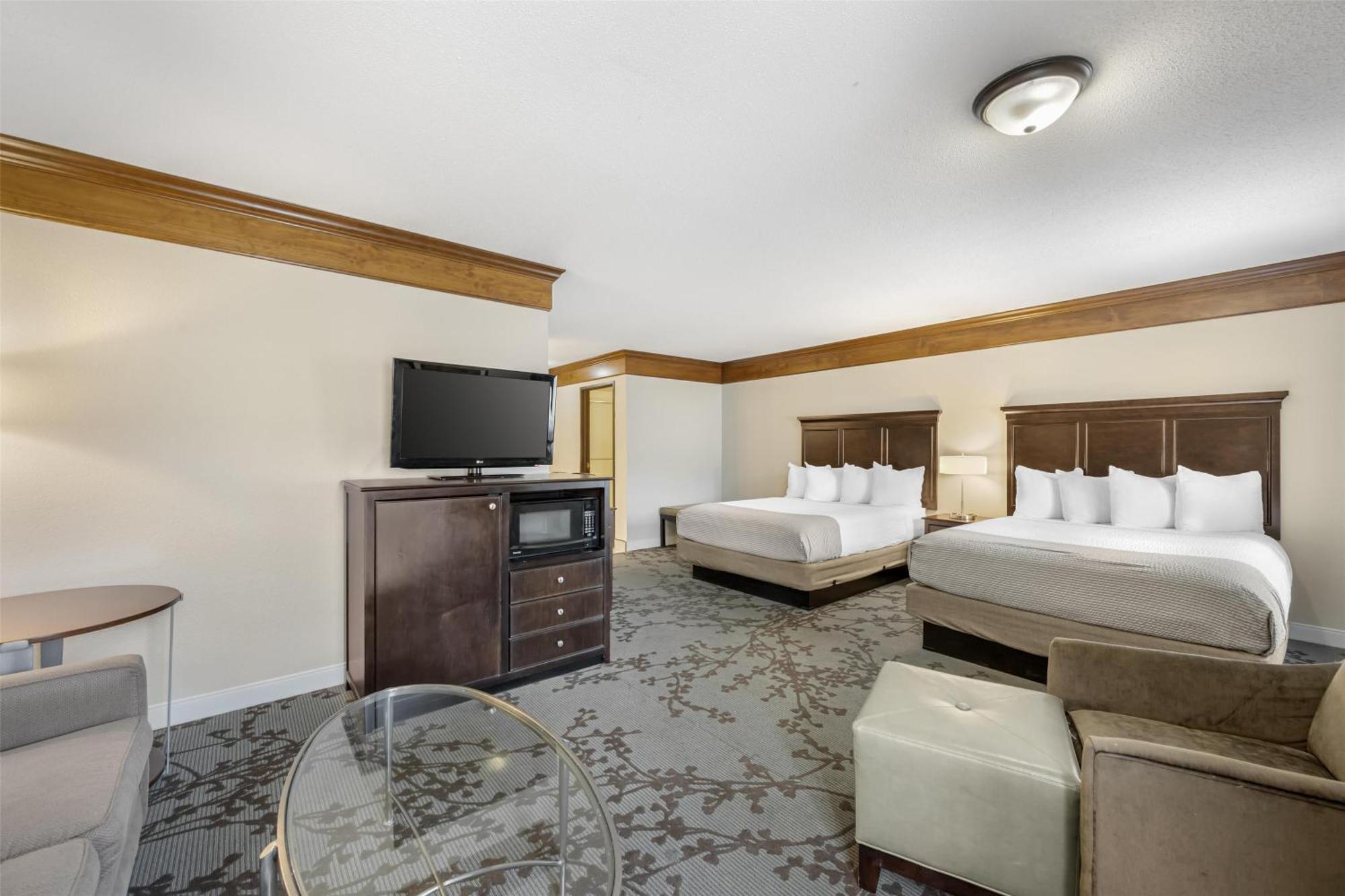 Junior Queen Suite