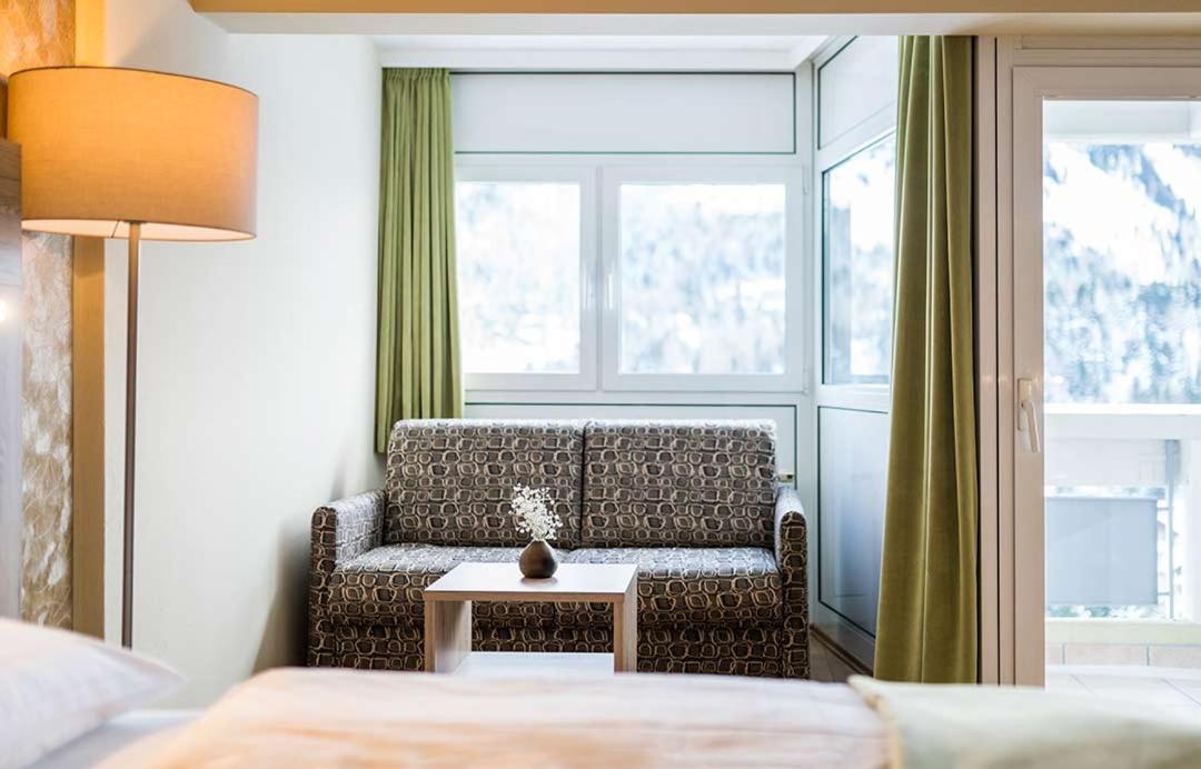 Dreibettzimmer mit Bergblick