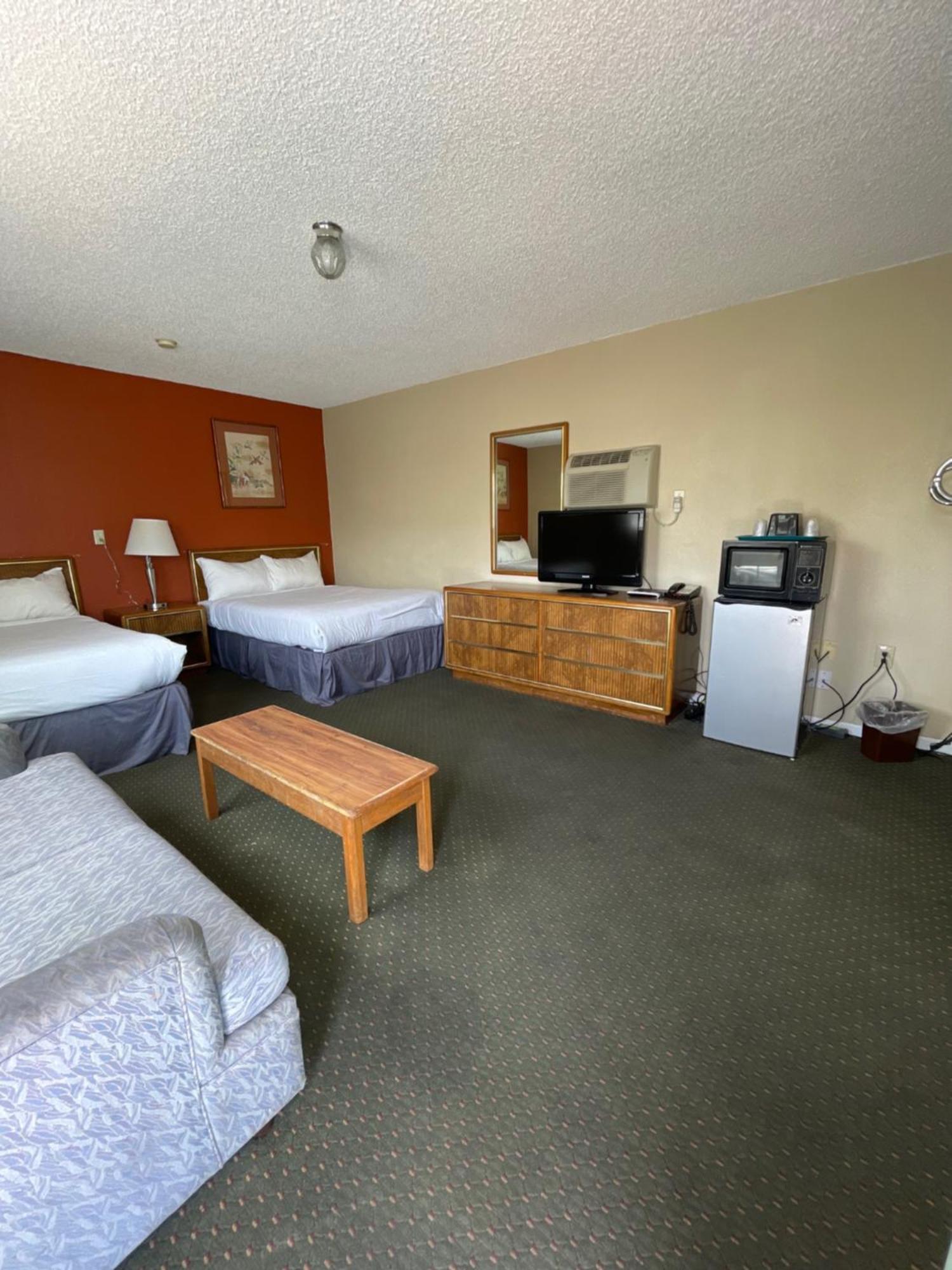 Queen Room with Two Queen Beds, Mobility Access and Bathtub with Grab Bars, Non-Smoking