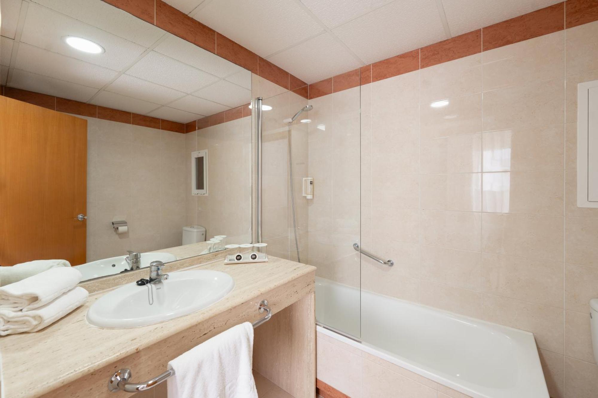 Habitación Doble con 2 camas y terraza (2 adultos)