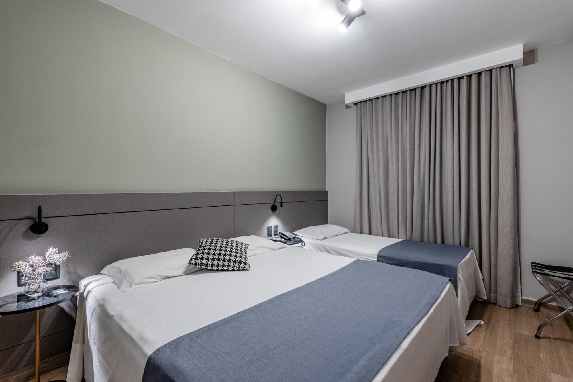 Quarto Triplo Deluxe (1 Cama de Casal + 1 de Solteiro)