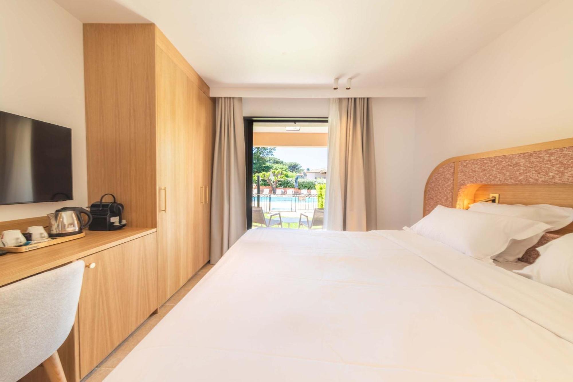 Deluxe Room,1681741857:JPEG
