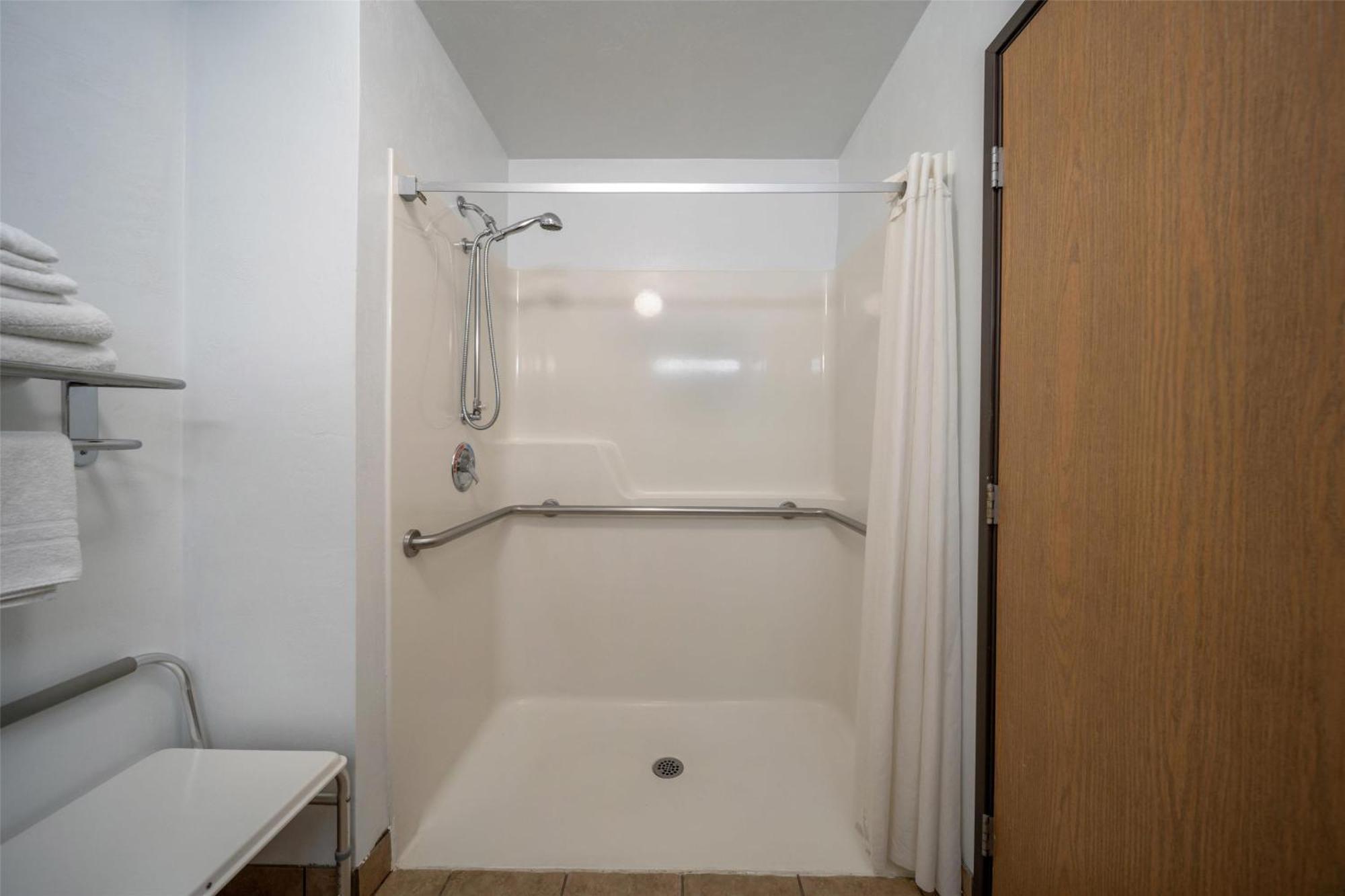 Queen Room with Bath Tub - Mobility Access