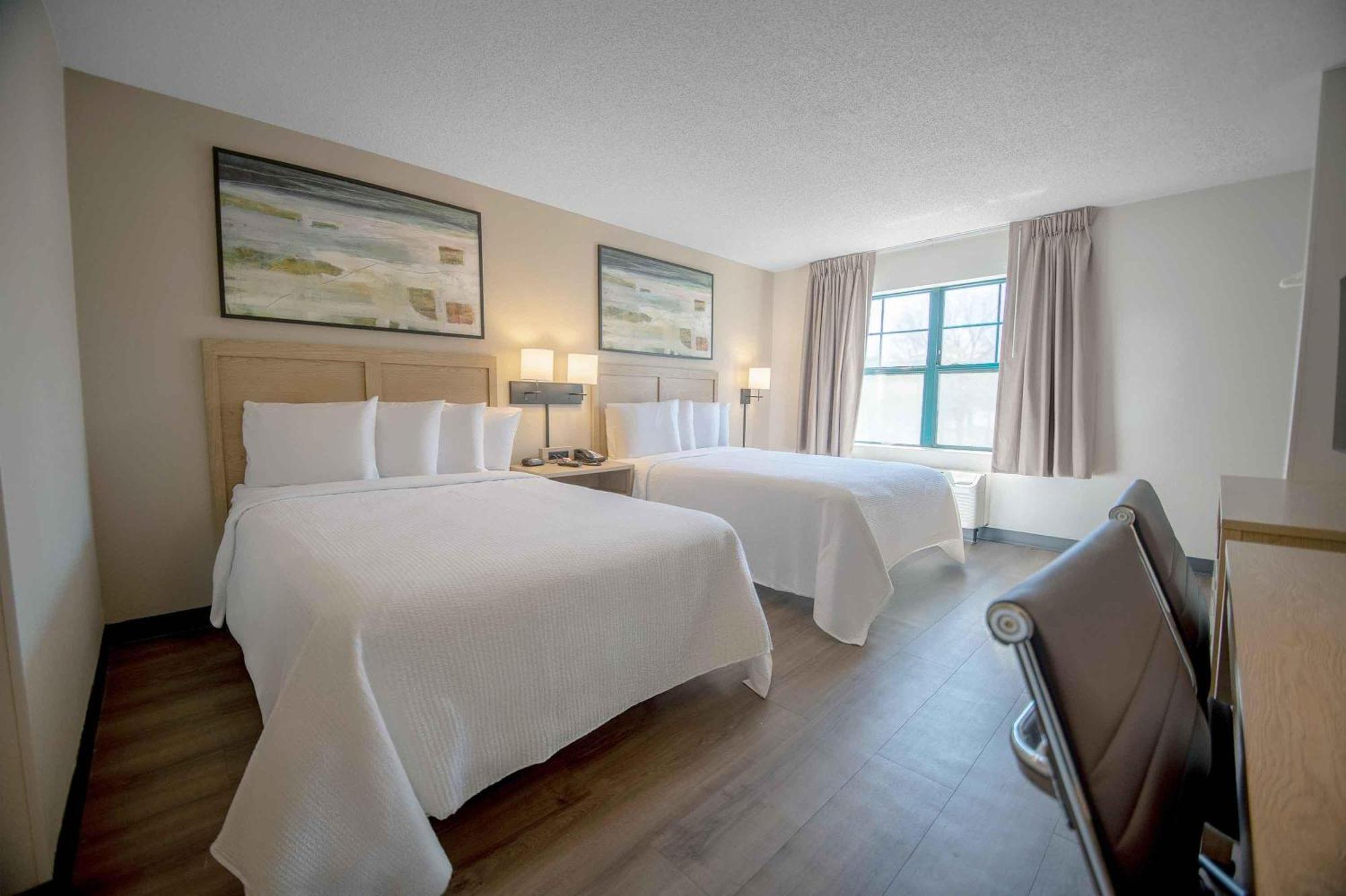 Deluxe Studio with 2 Queen beds and 1 Sofa Bed - Non-Smoking