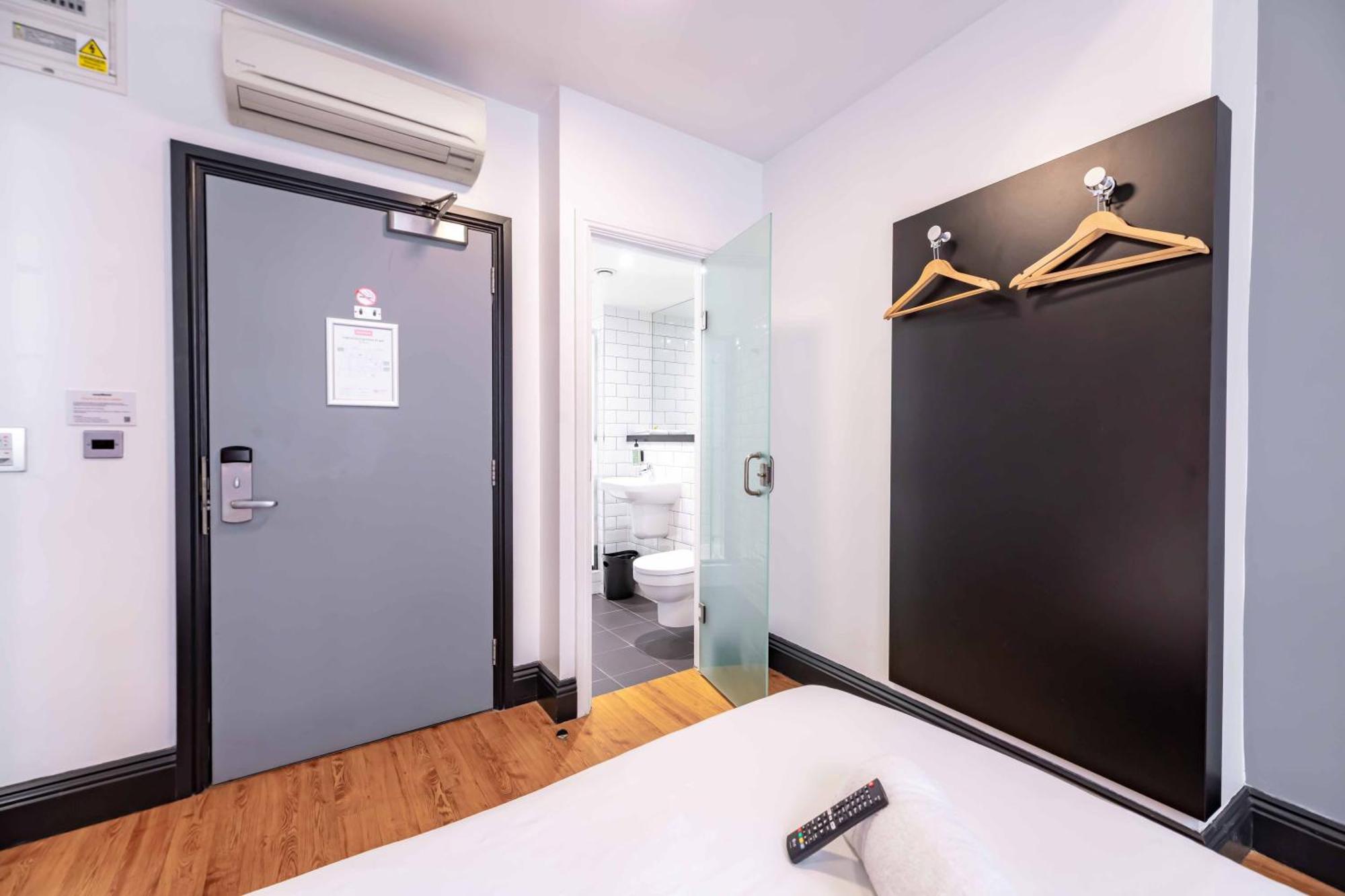 Twin Room Window,1683833131:JPEG