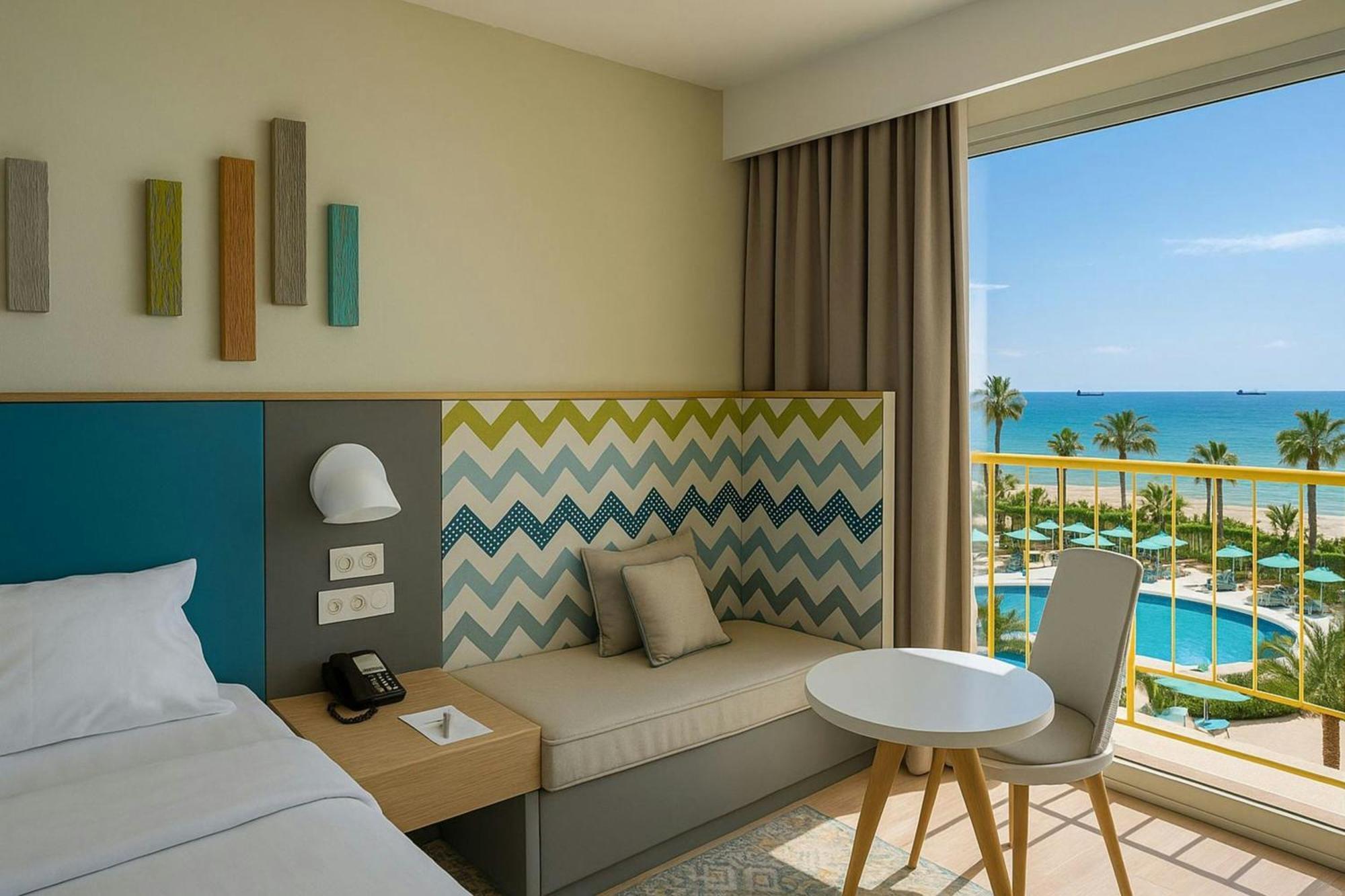 Zimmer mit Kingsize-Bett, eingeschränktem Meerblick und Balkon