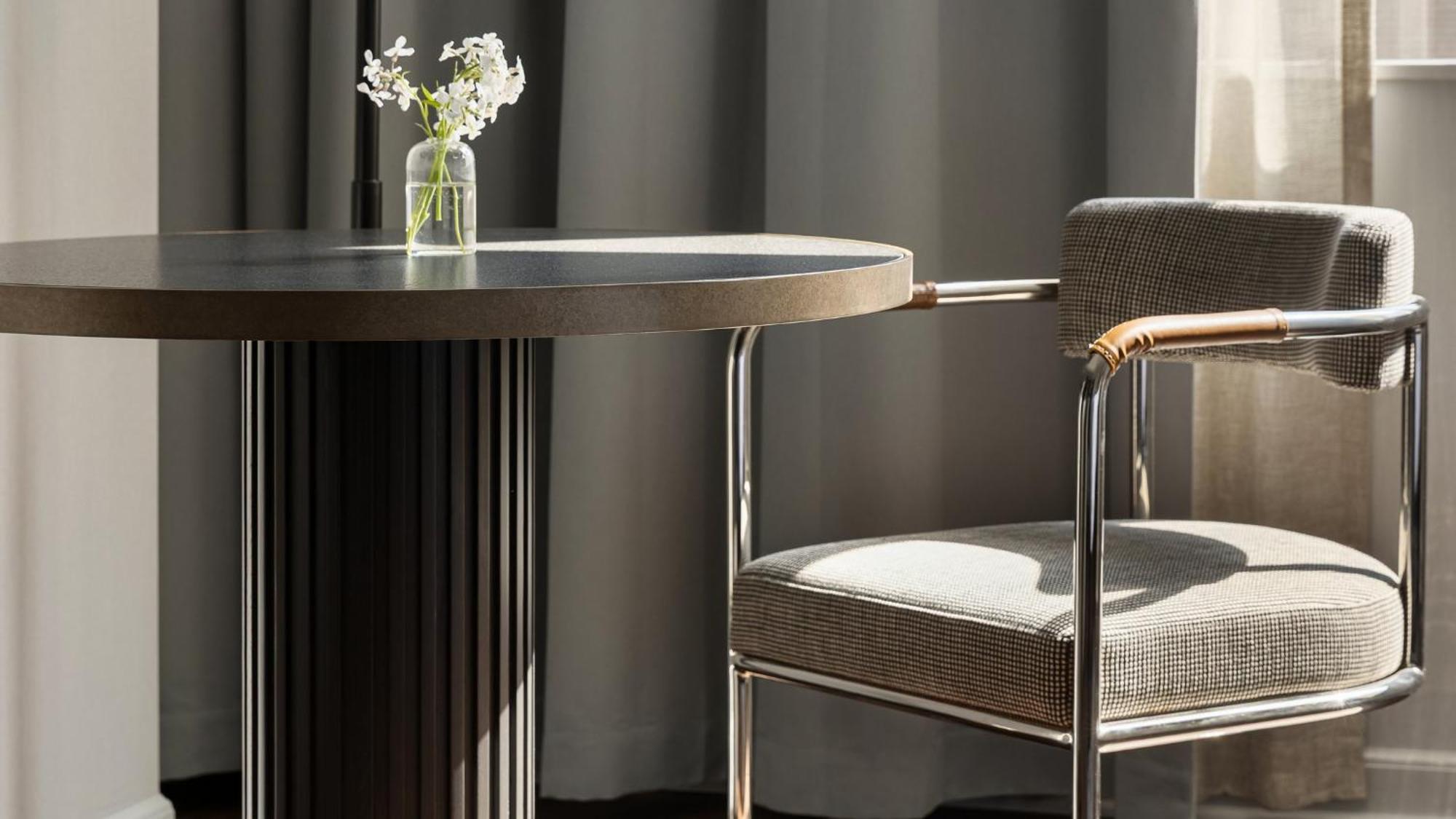 Chambre Lit King-Size avec Baignoire Accessible aux Personnes à Mobilité Réduite et Douche Accessible en Fauteuil Roulant