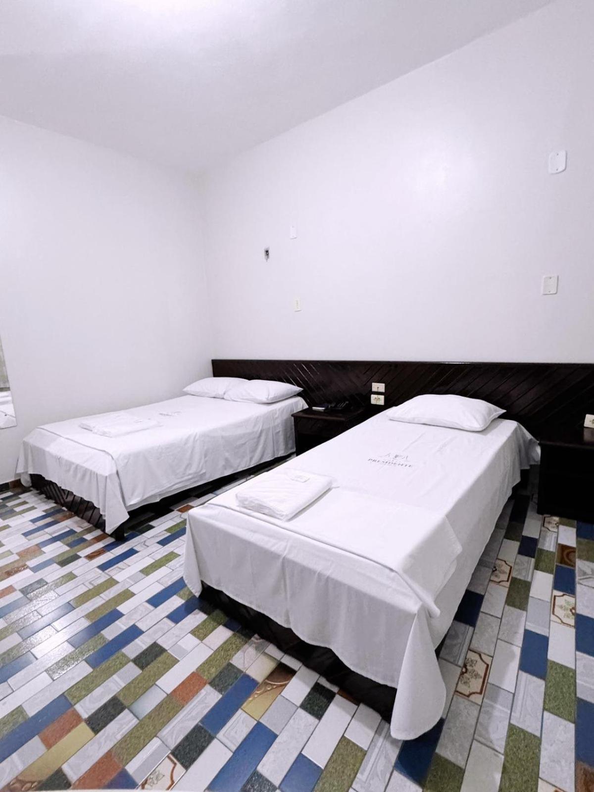 Quarto com 2 Camas de Solteiro