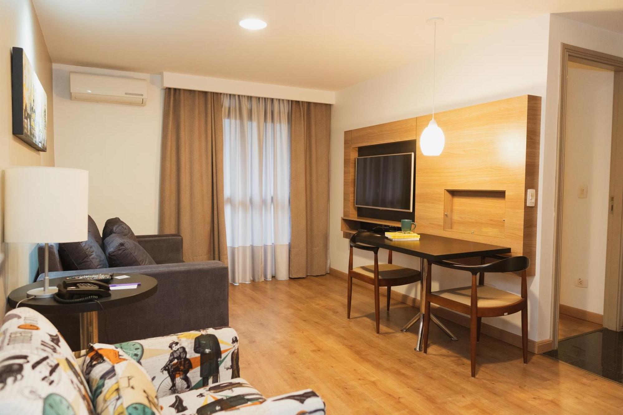 Luxo Twin - 2 Camas Solteiro e 1 Sofá Cama, com sacada