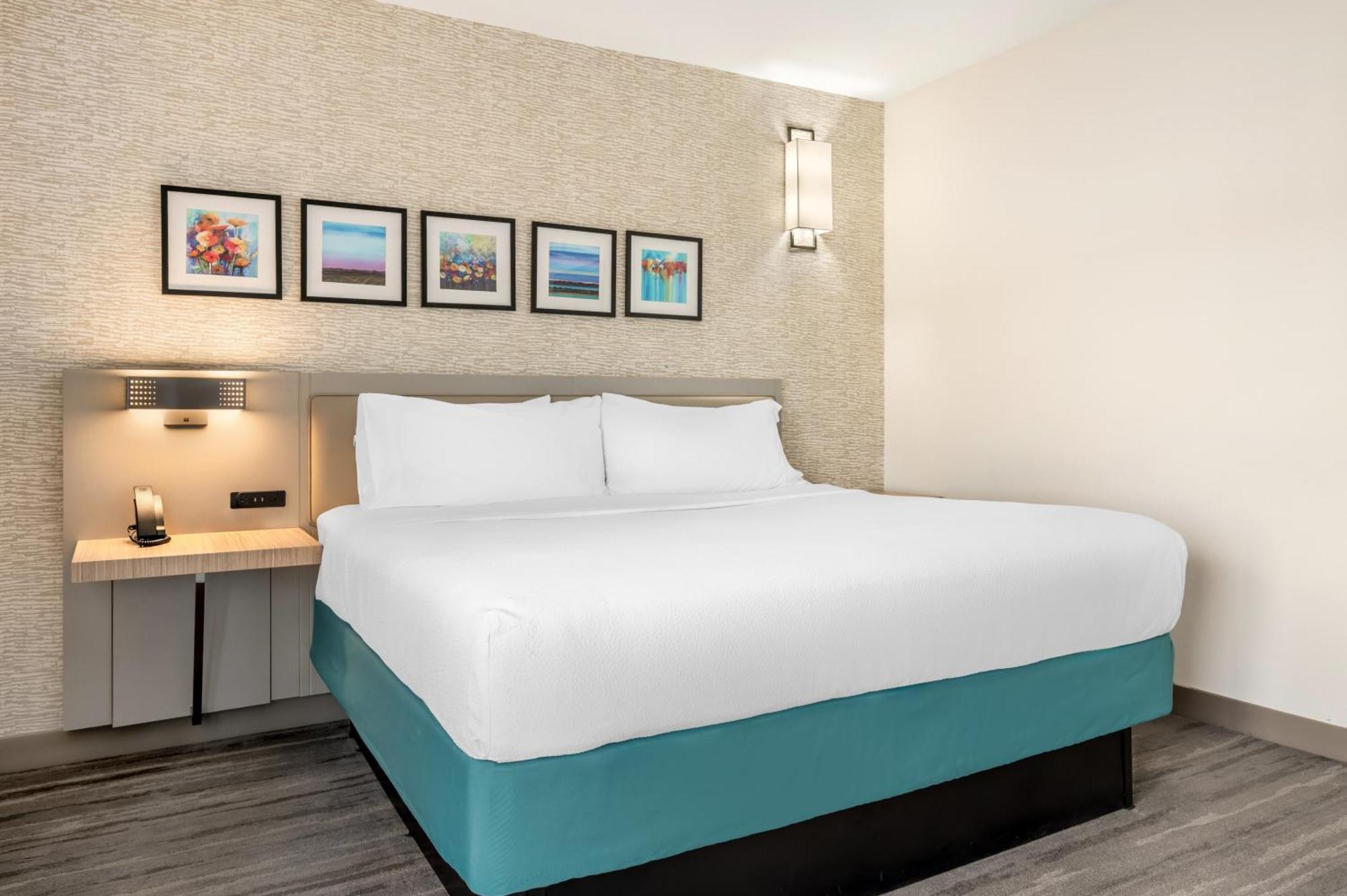One Bedroom King Suite with Spa Bath and Sofa Bed