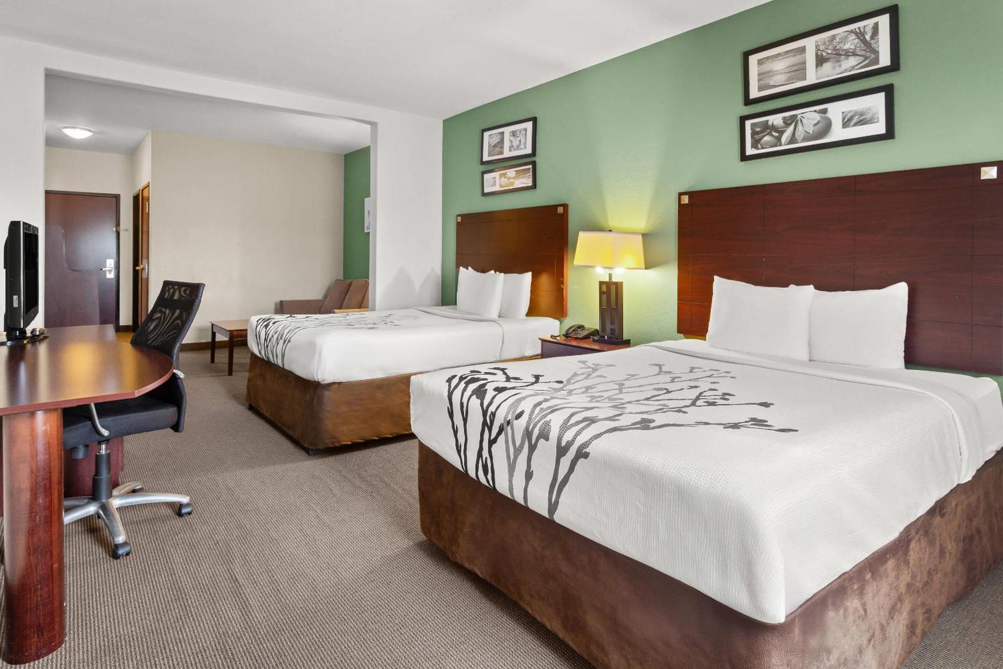 Queen Suite with Two Queen Beds and Sofa-Bed - Non Smoking