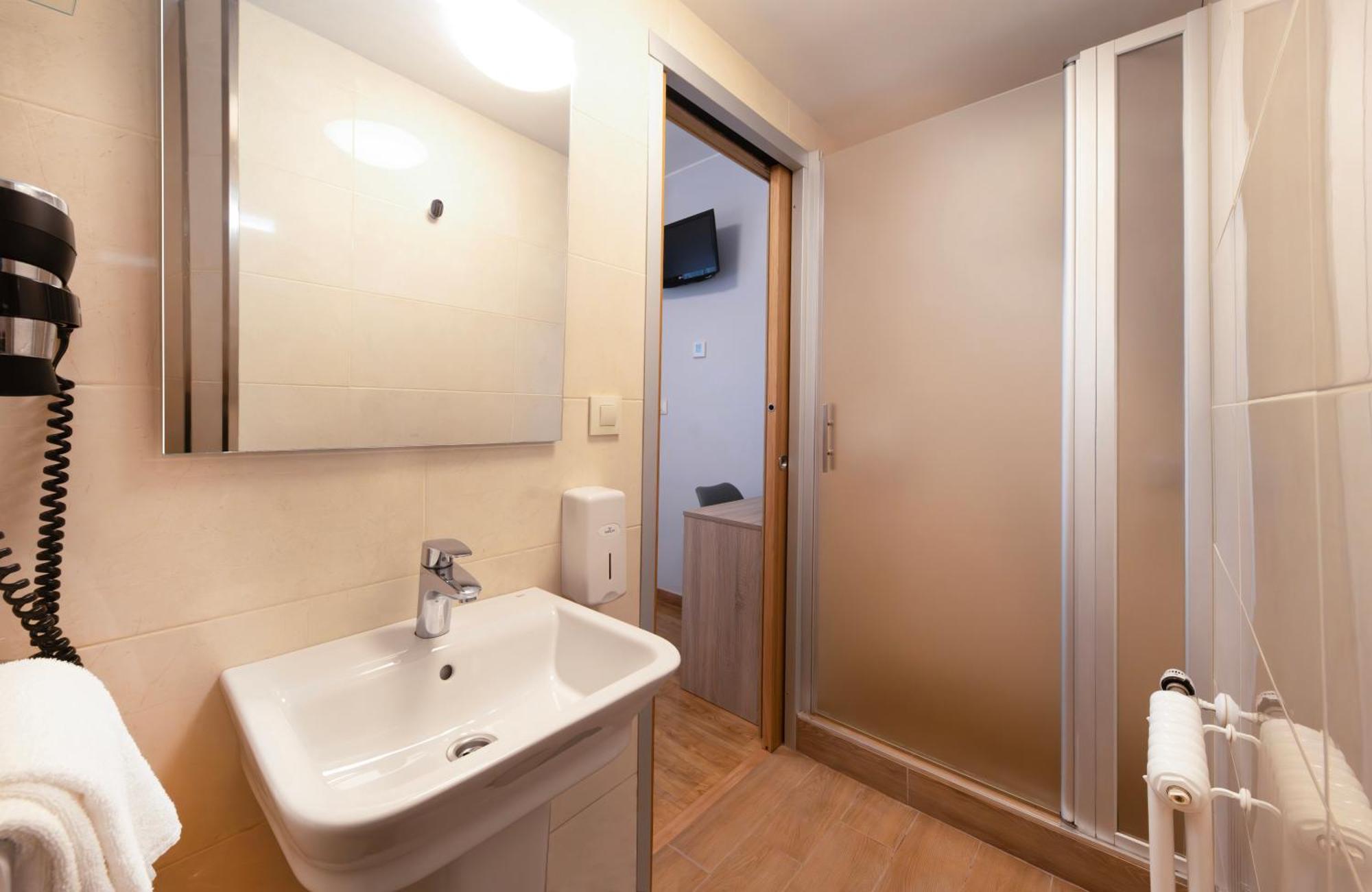 Single Room,1687475475:JPEG