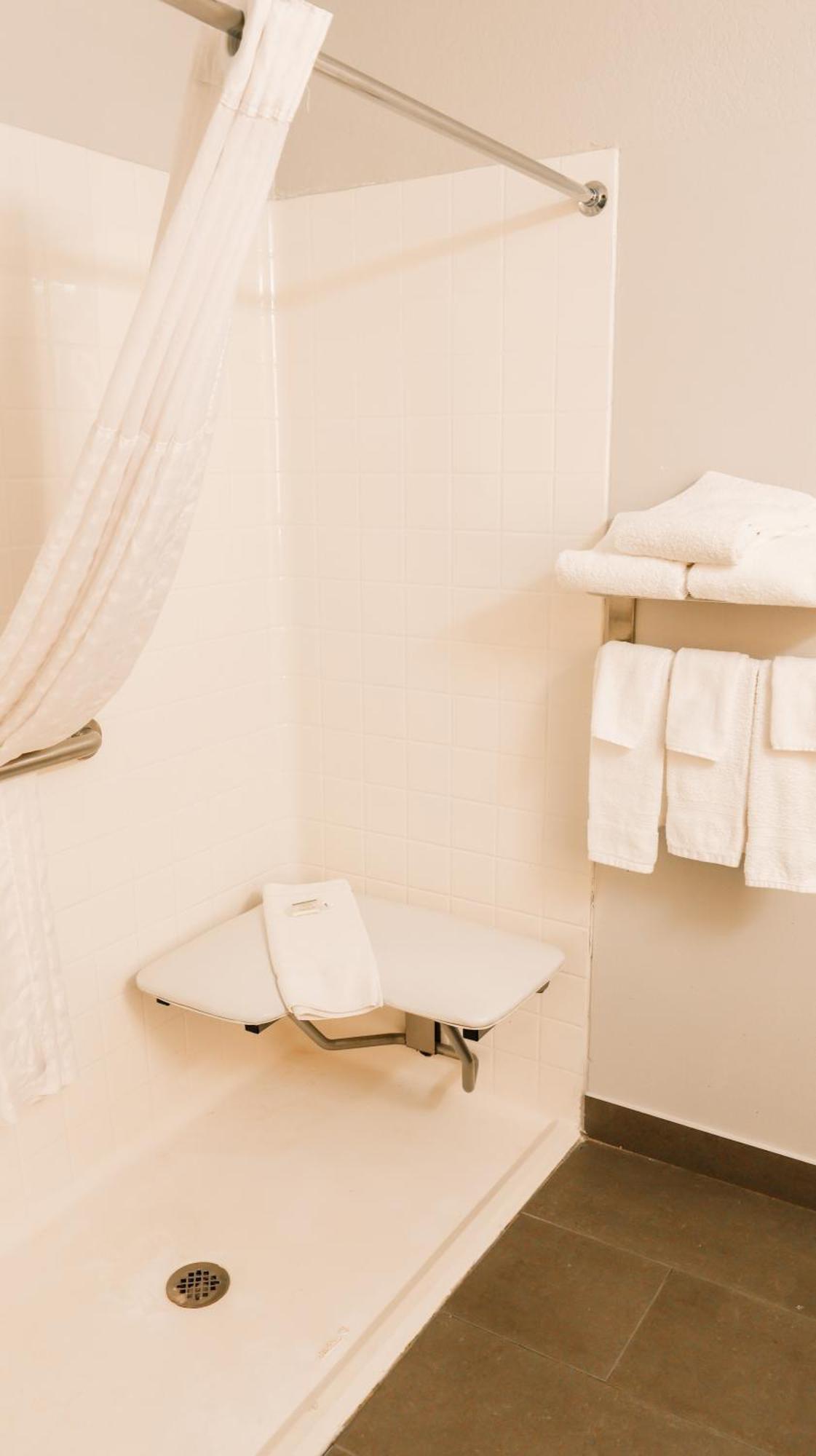 Queen Room - Disability Access/Non-Smoking