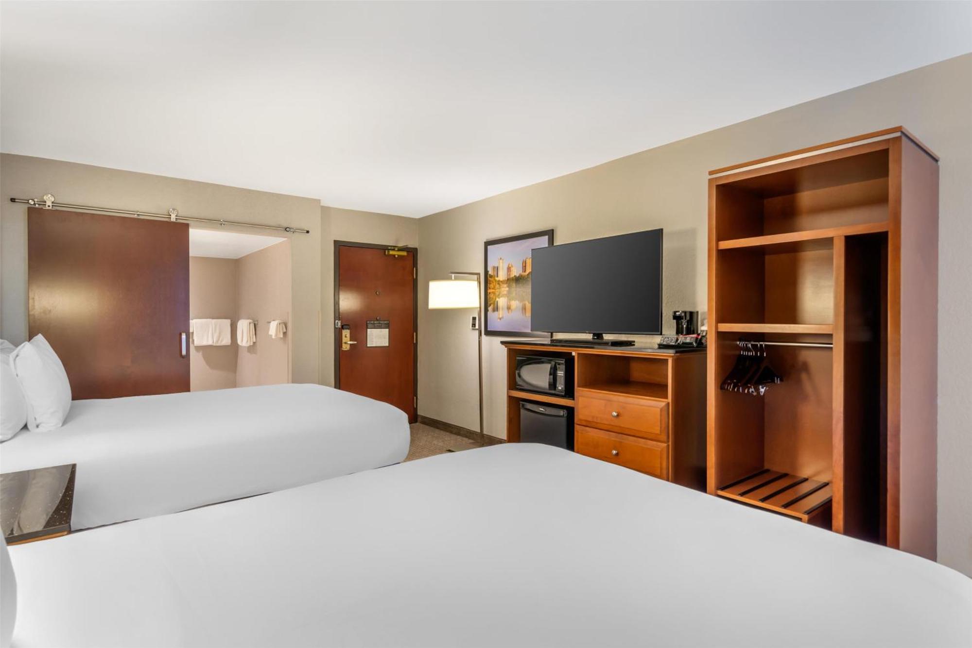 Deluxe Queen Room with Two Queen Beds - Accessible, Tub
