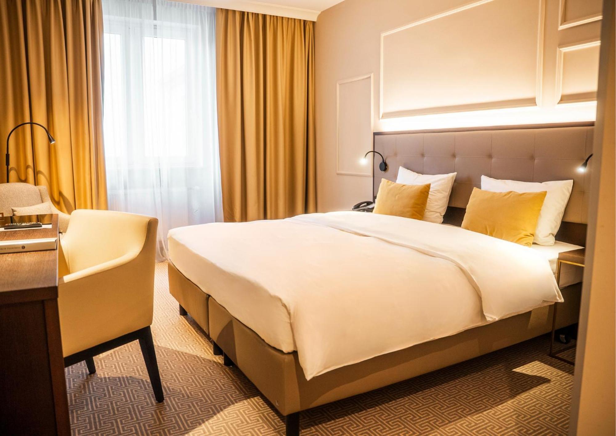 Zimmer mit Kingsize-Bett