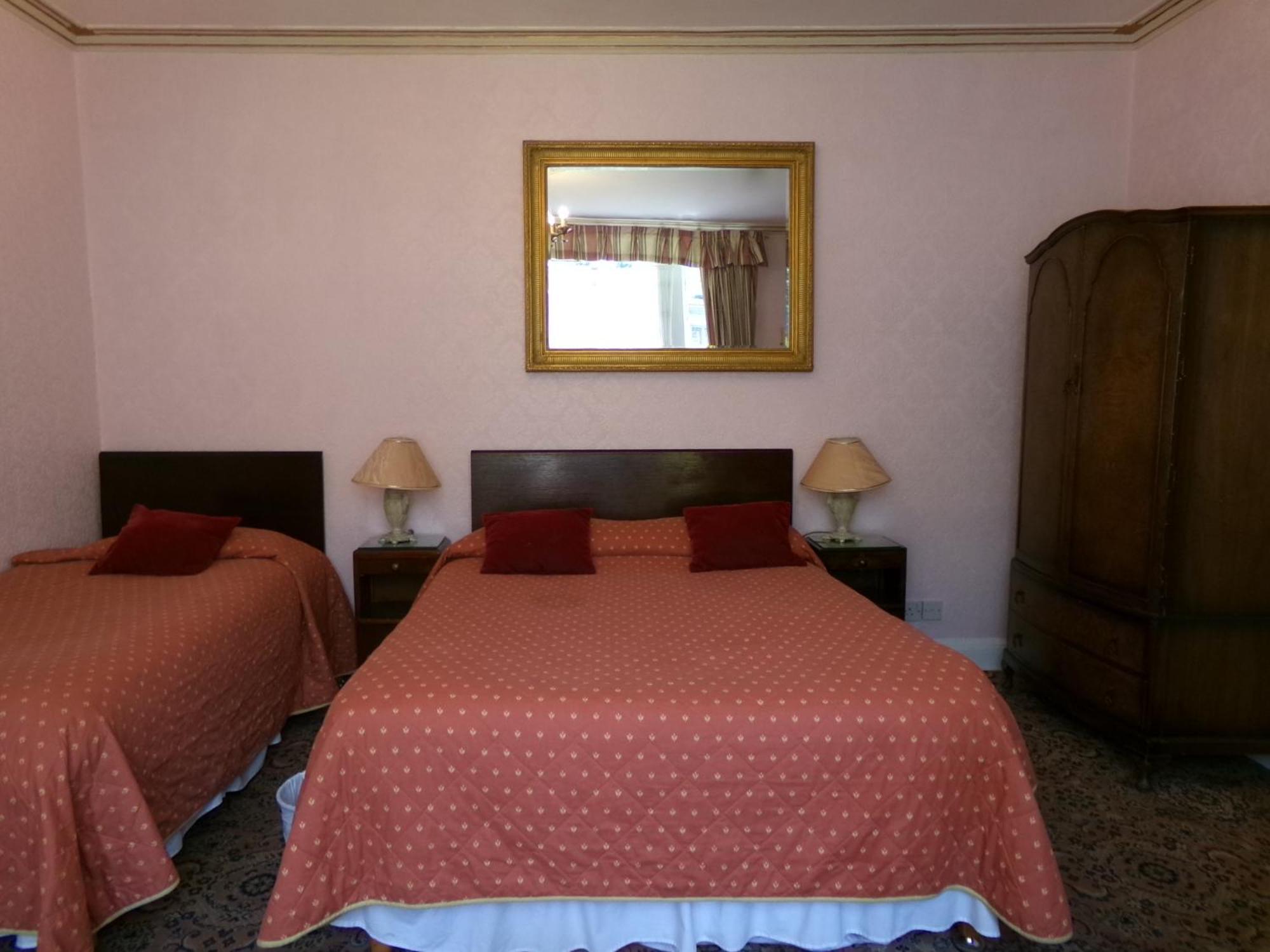 Quarto Triplo com Casa de Banho Partilhada