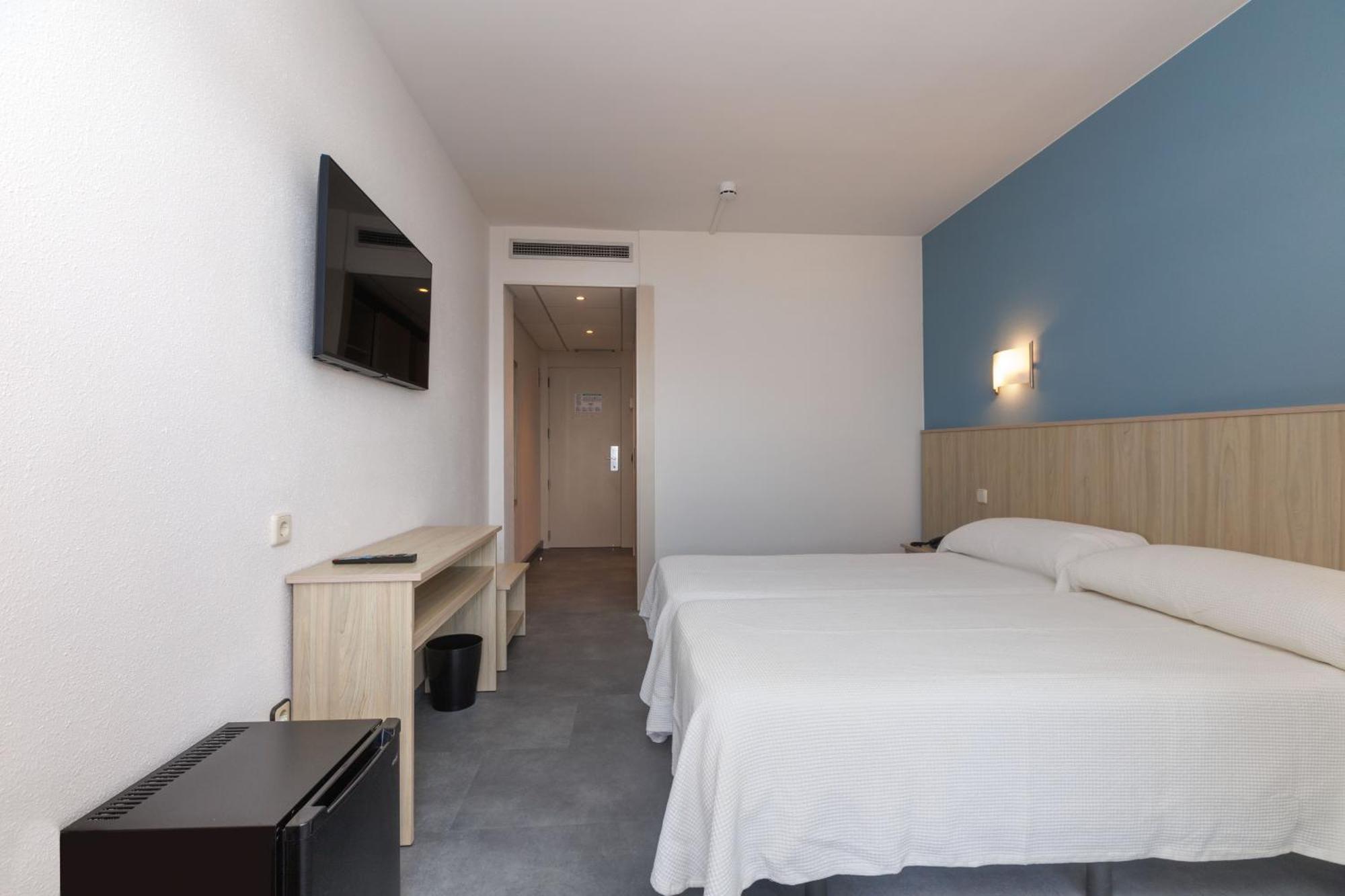 Habitación Estándar 4* con vistas laterales a la piscina (2 adultos)