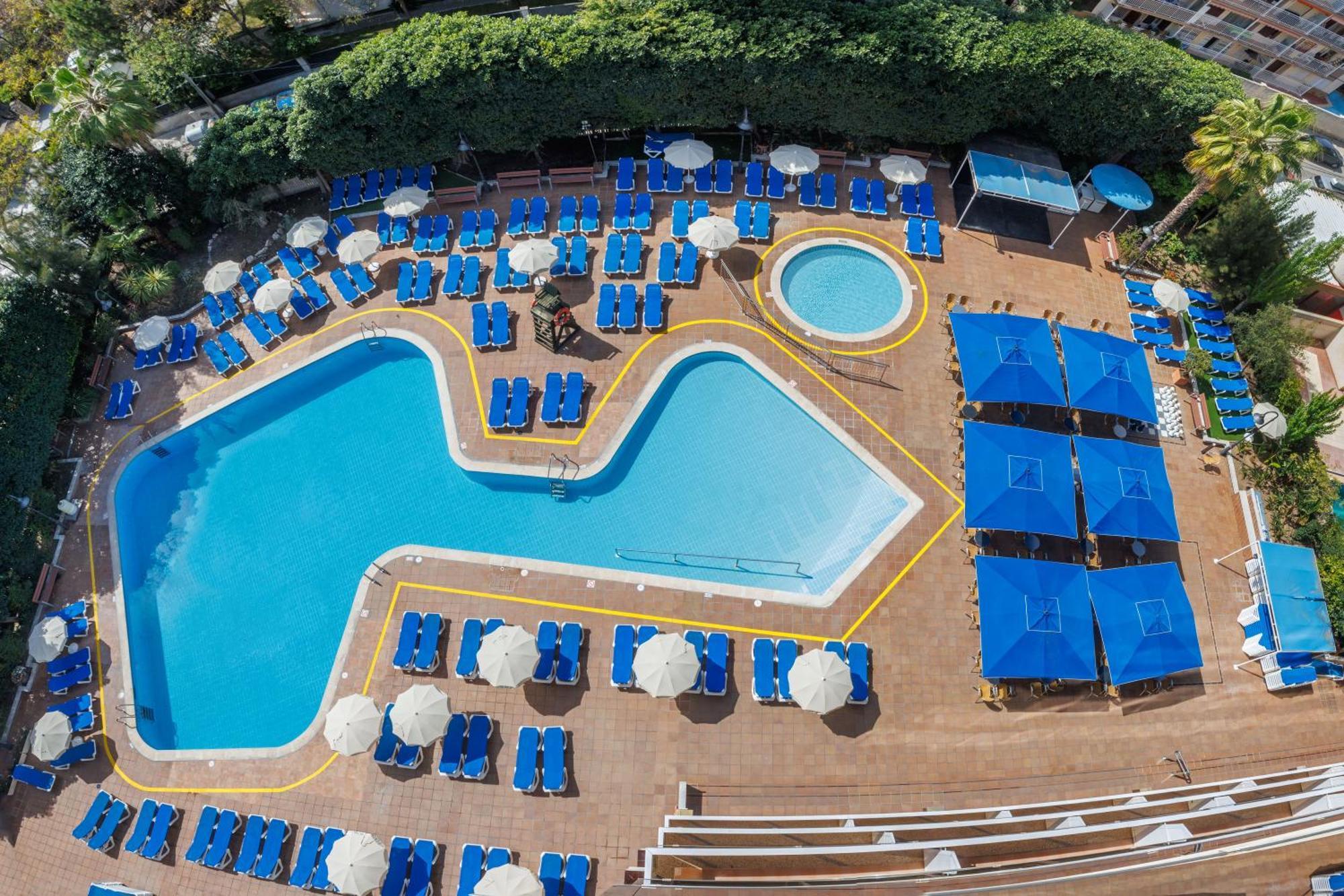 Habitación Estándar 4* con vistas laterales a la piscina (3 adultos)