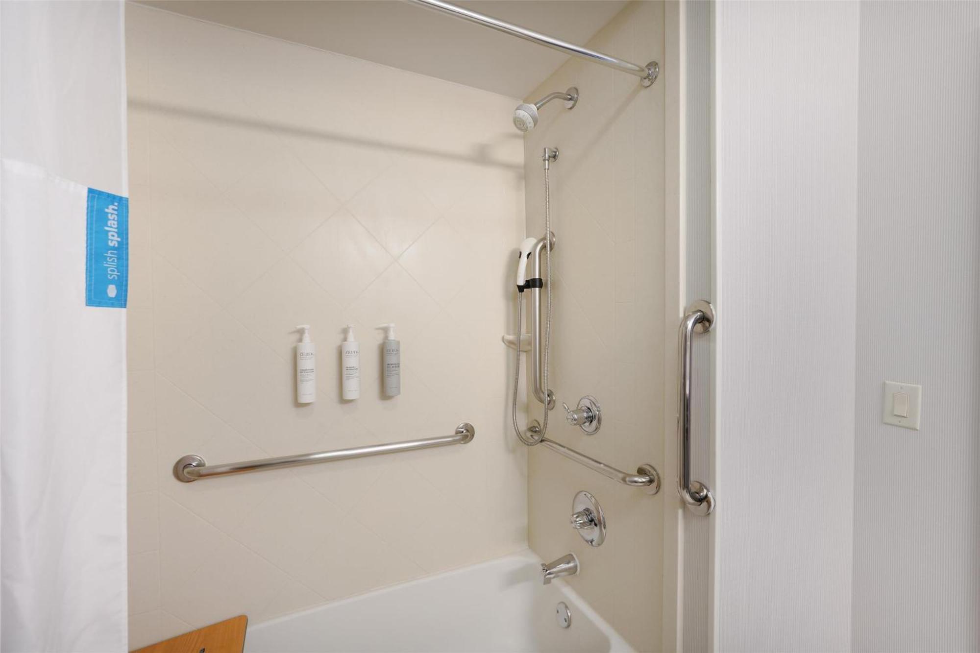 King Room with Accessible Tub - Mobility and Hearing Access/Non-Smoking