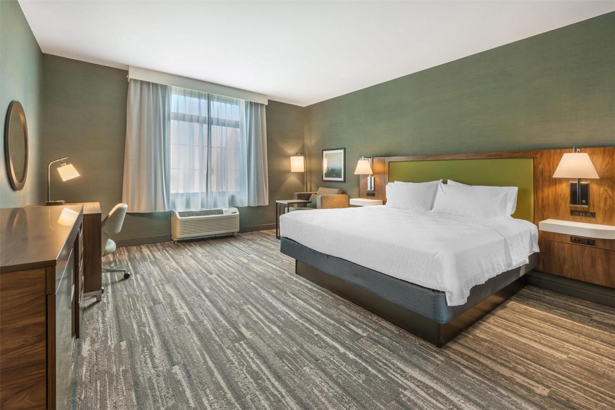 King Room with King Bed - Non-Smoking