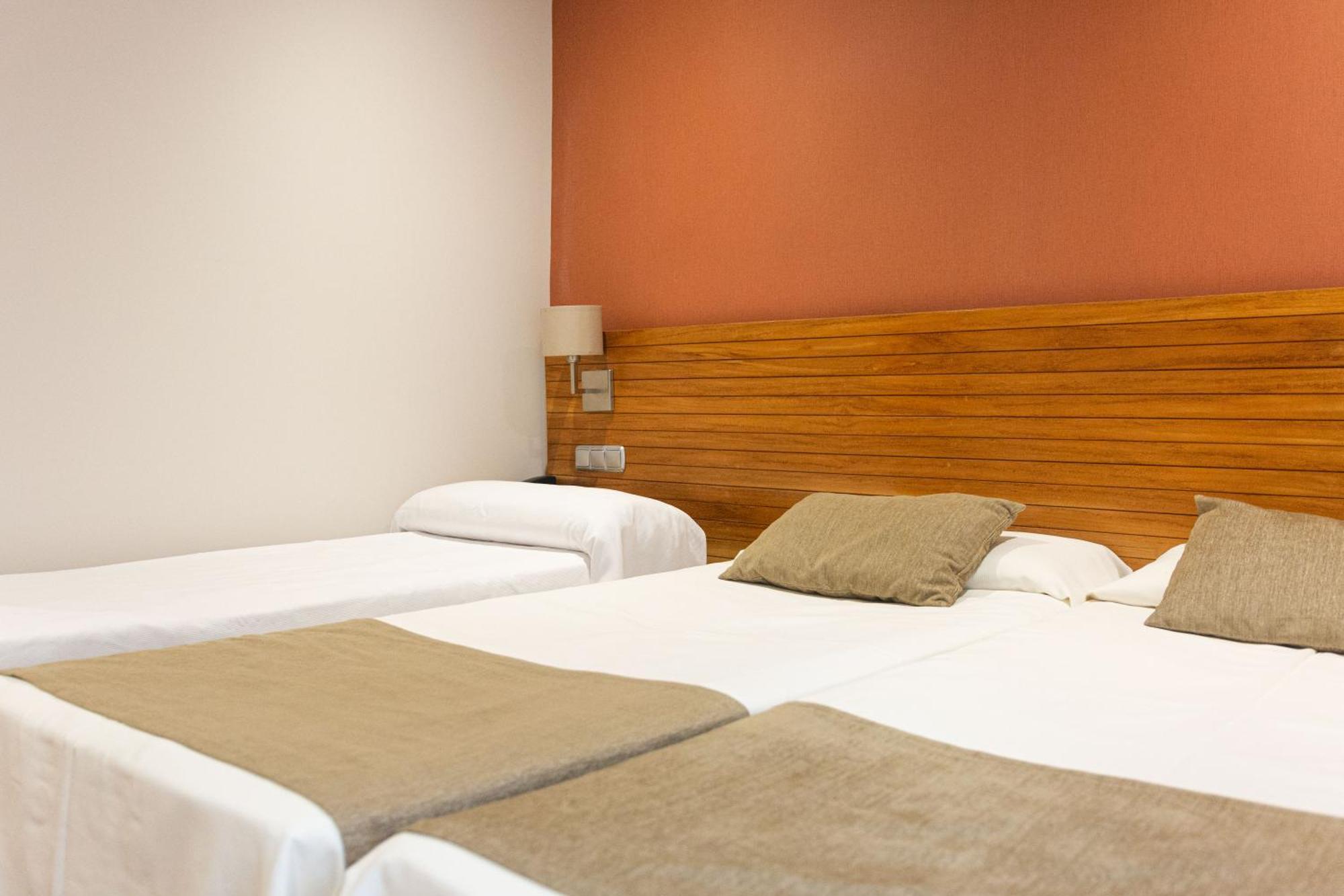 Twin Room (2 Adults + 1 Child),63299725:JPEG