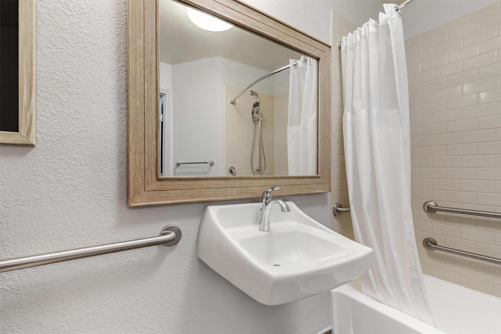 One-Bedroom Queen Suite with Roll-In Shower - Mobility Accessible