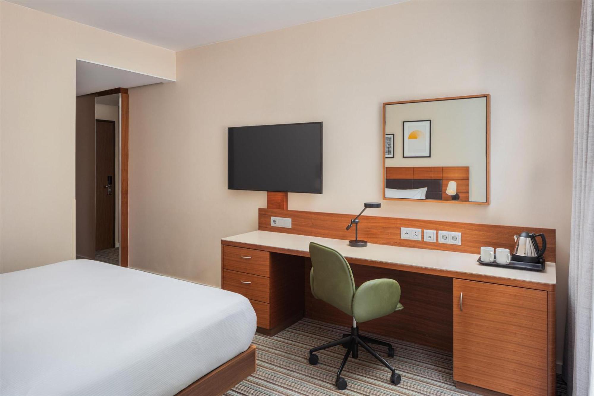 Habitación con cama extragrande.