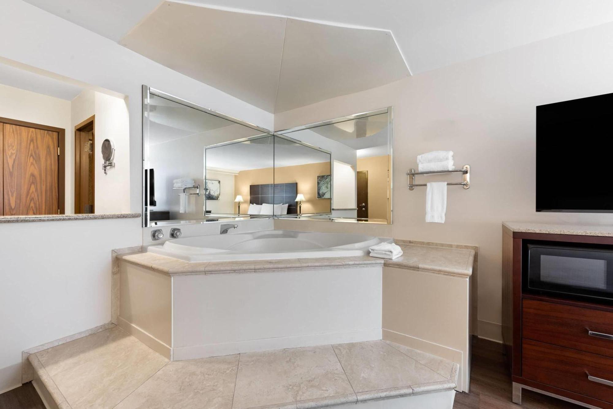 Deluxe King Suite - Non-Smoking