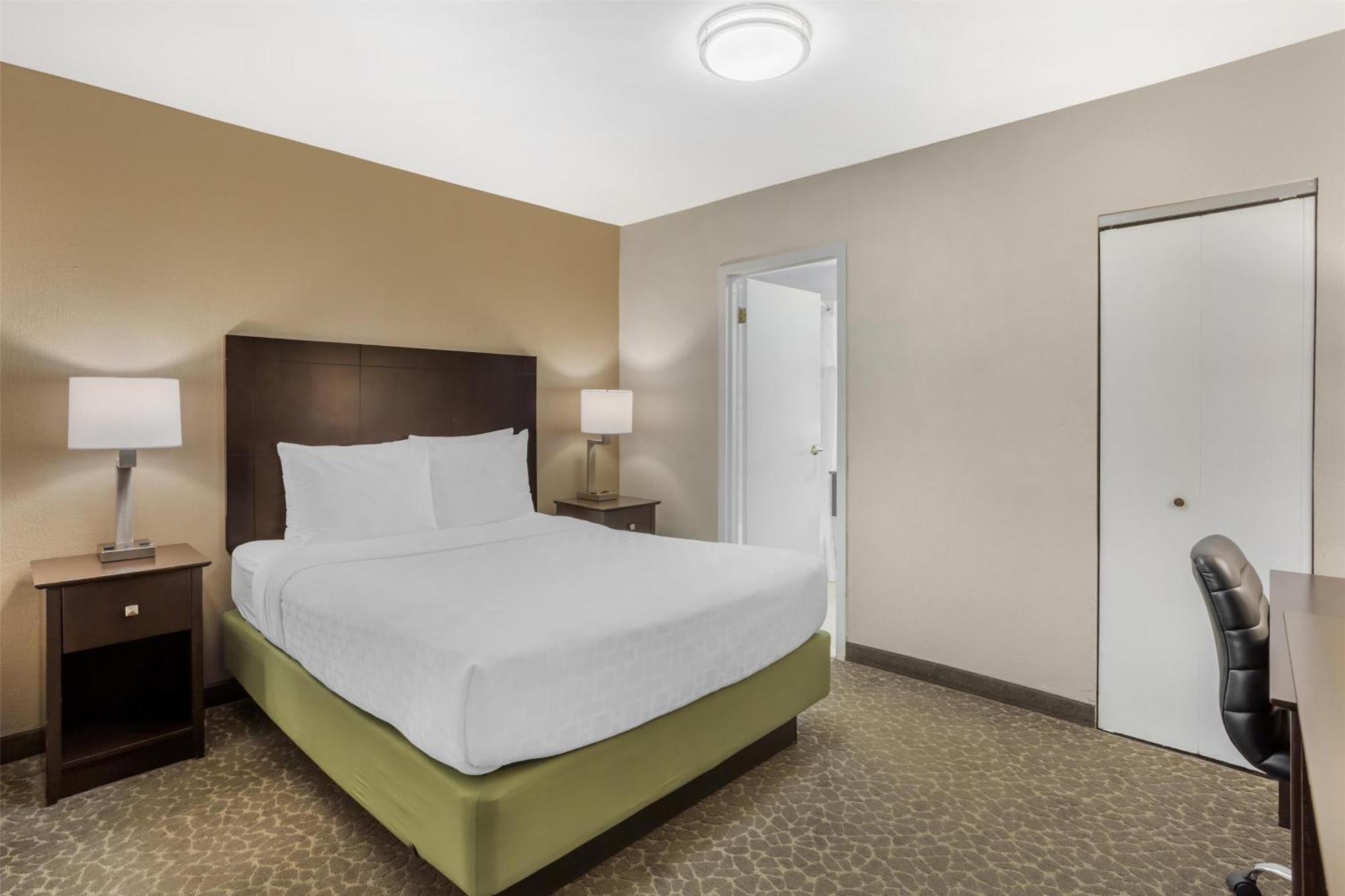 Queen Suite with Sofa Bed - Non-Smoking