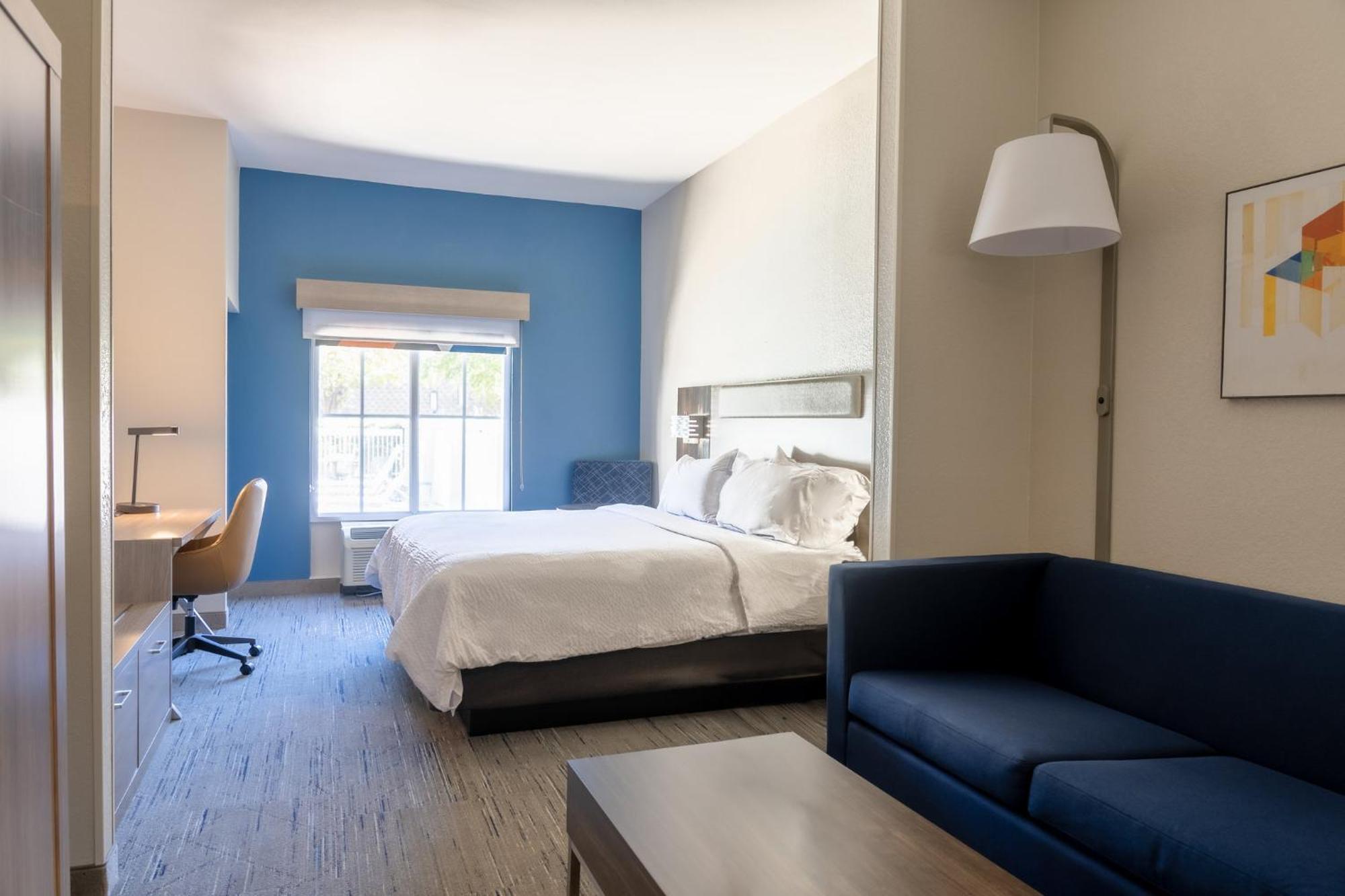 One-Bedroom King Suite with Spa Bath