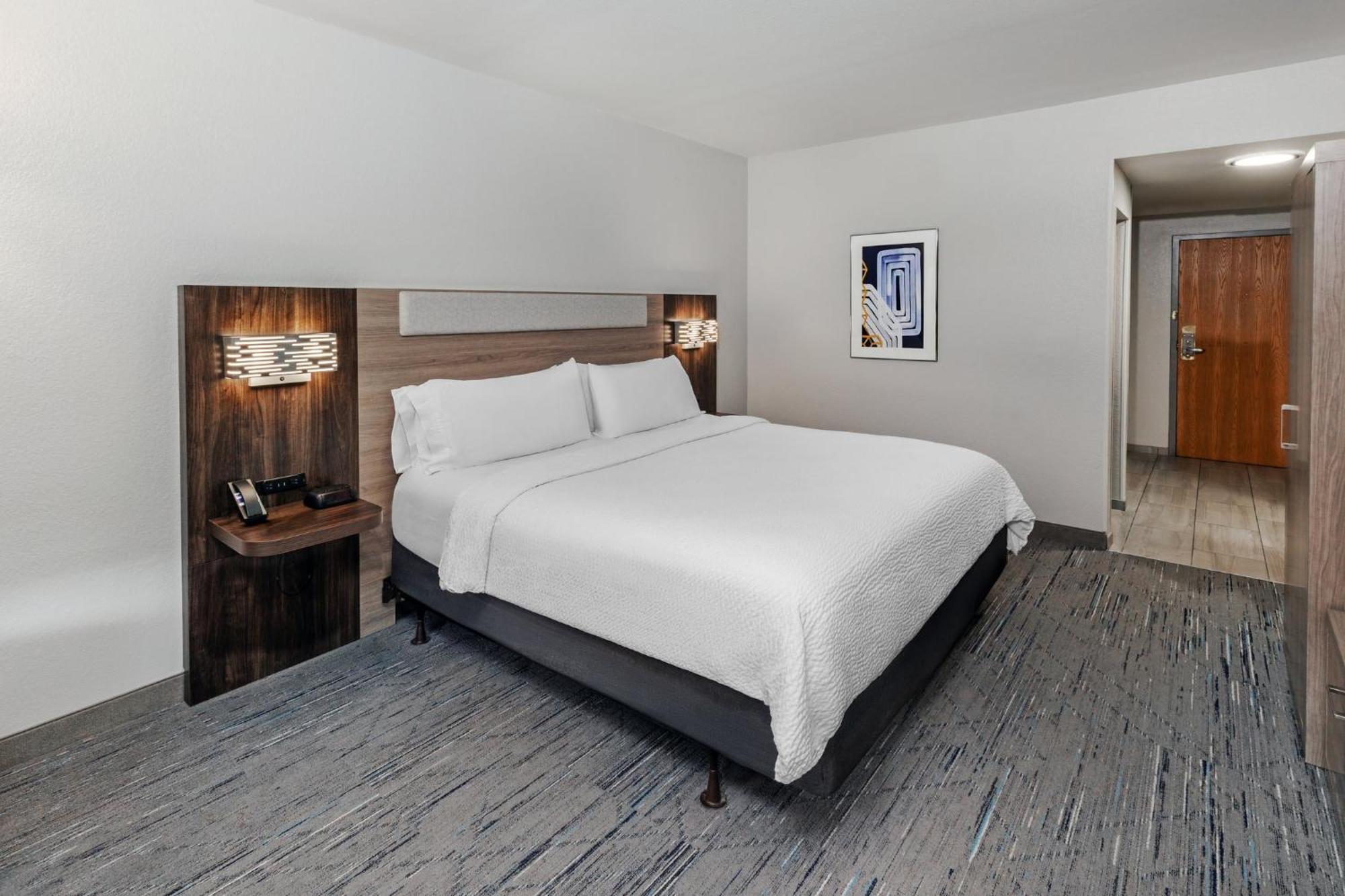 Standard King Room with Roll-in Shower - Mobility Accessible