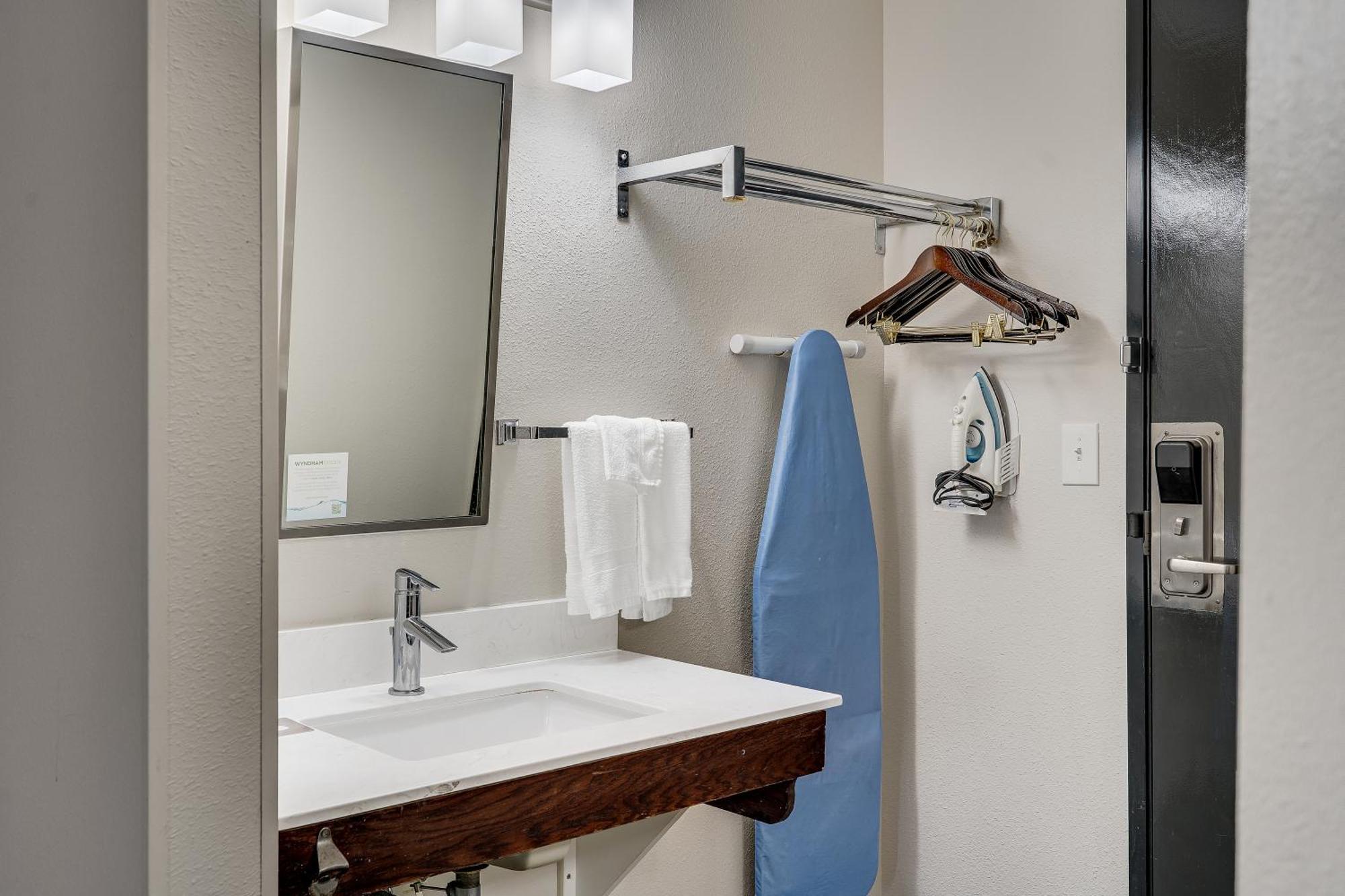 King Room with Roll-In Shower - Mobility Access/Non-Smoking