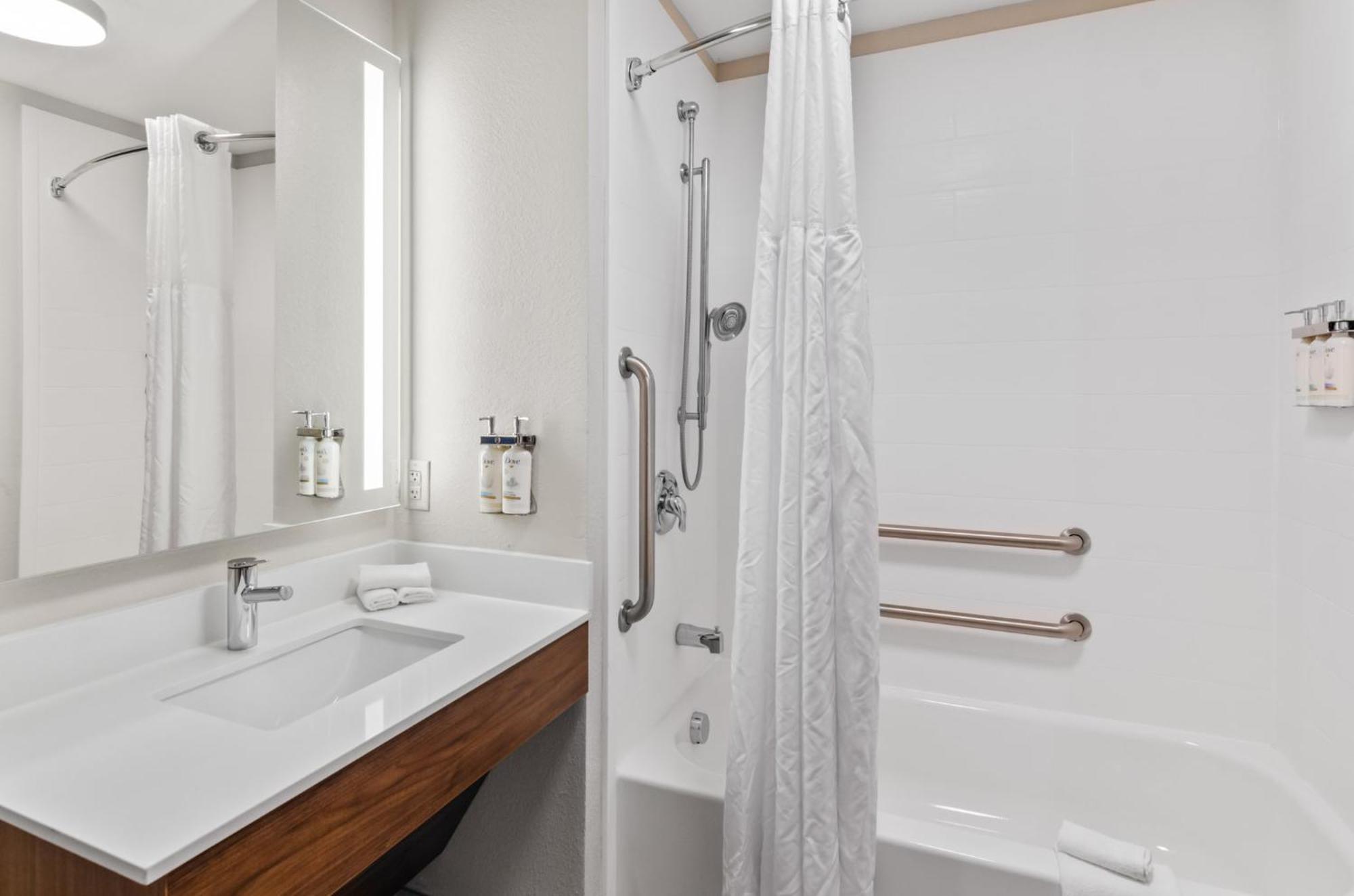 Double Room with Two Double Beds - Disability Access - Disability Access Hearing Impaired-Accessible