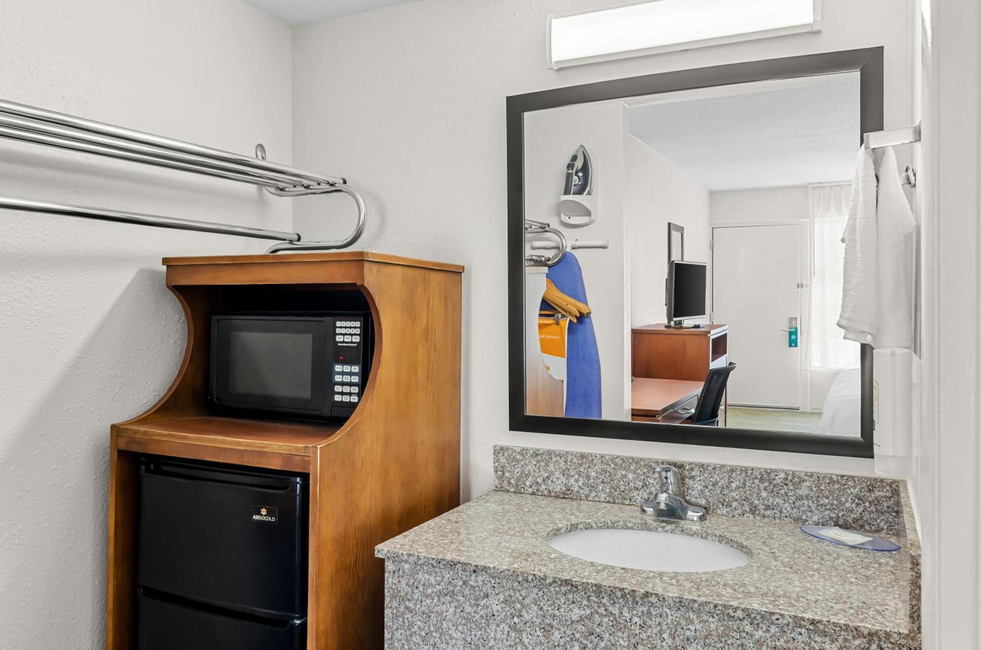 Quadruple Room with Two Queen Beds - Non Smoking/Exterior Corridor