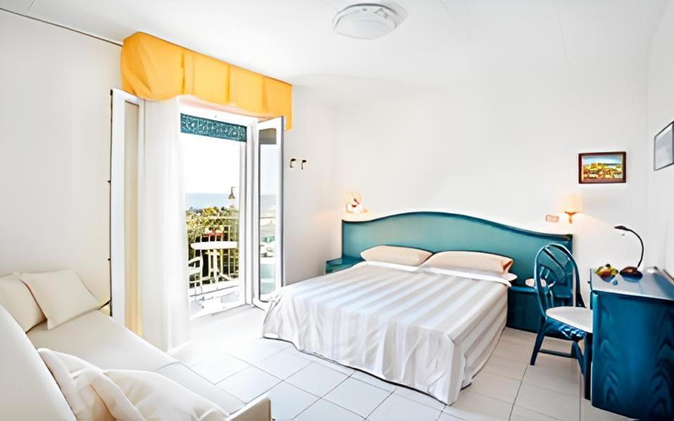 Standard Dreibettzimmer mit Meerblick