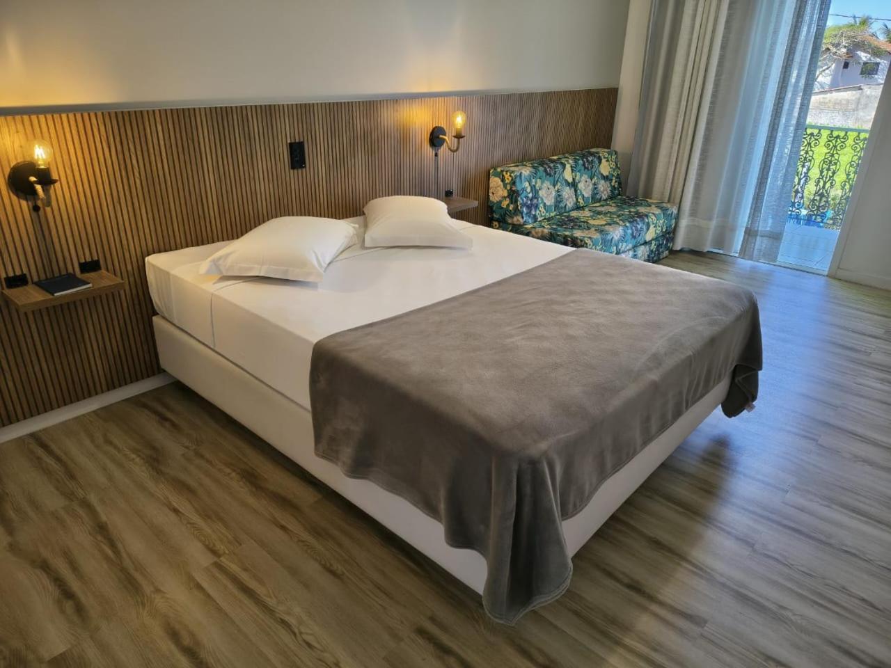 Quarto Standard com Varanda e Vista Parcial do Mar