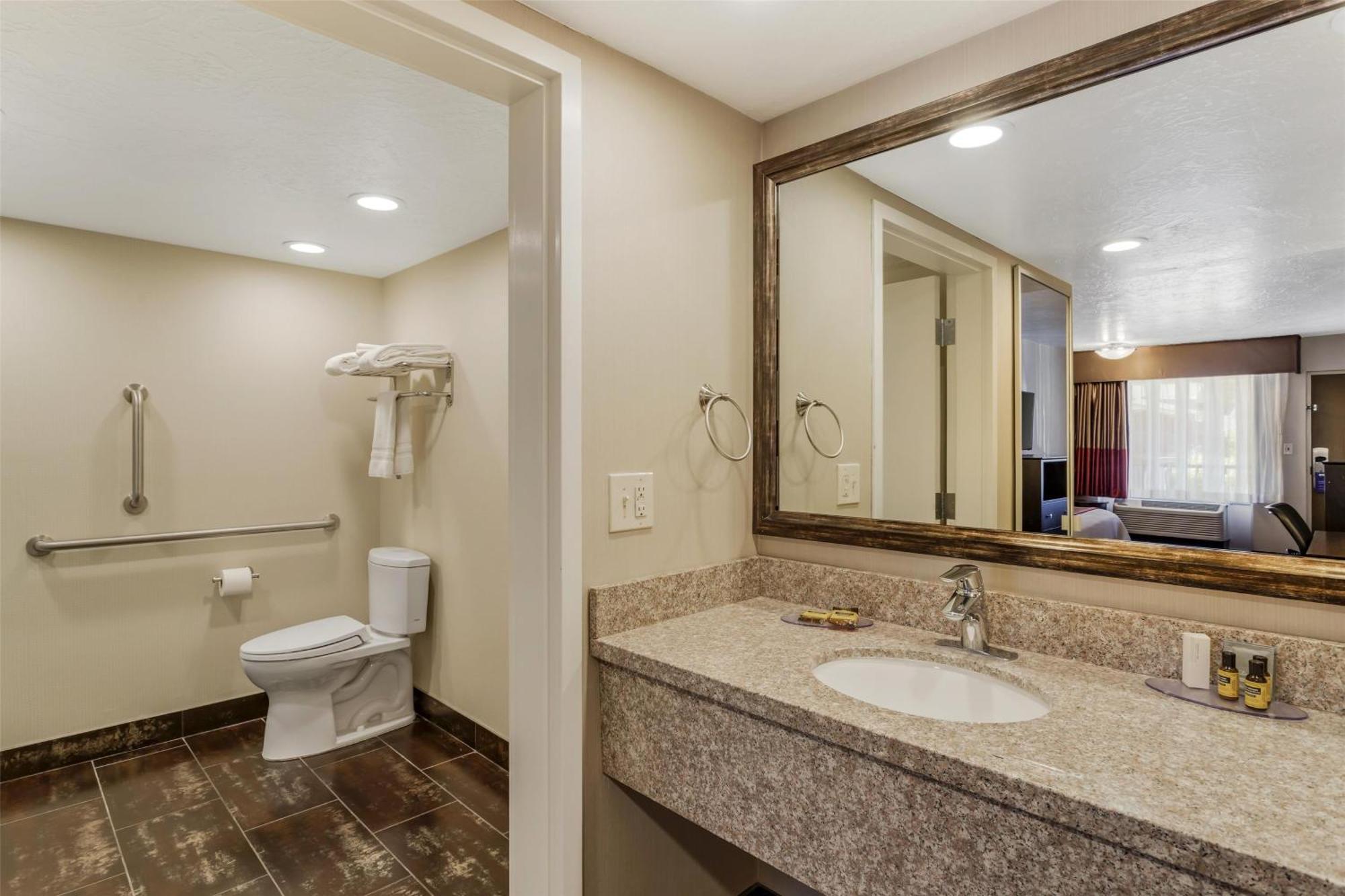 King Room with Roll-in Shower - Disability Access/Non-Smoking
