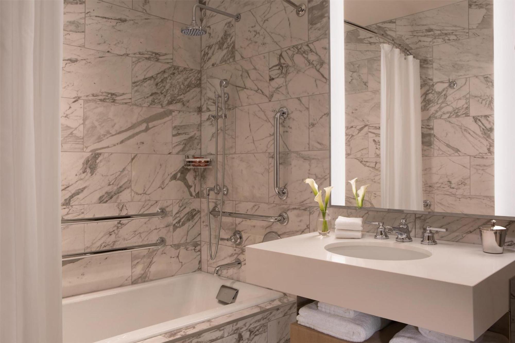 Deluxe King Room Tub Mobility or Hearing Access,1657194949:JPEG