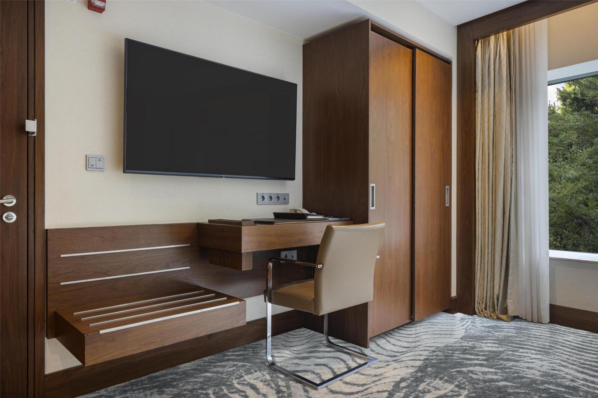 Deluxe King Room Wheelchair Accessible,1698856413:JPEG