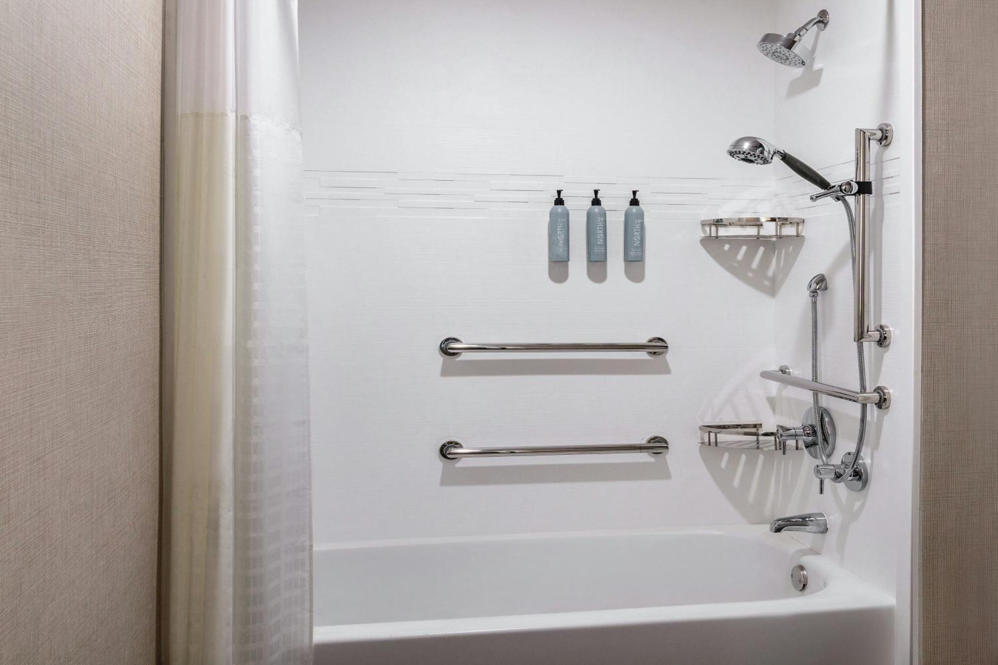 One-Bedroom Queen Suite,1706810119:JPEG
