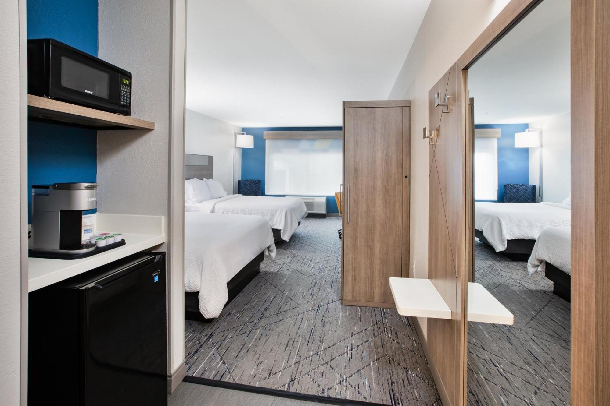 Queen Room with Two Queen Beds - Mobility Access Tub/Non-Smoking