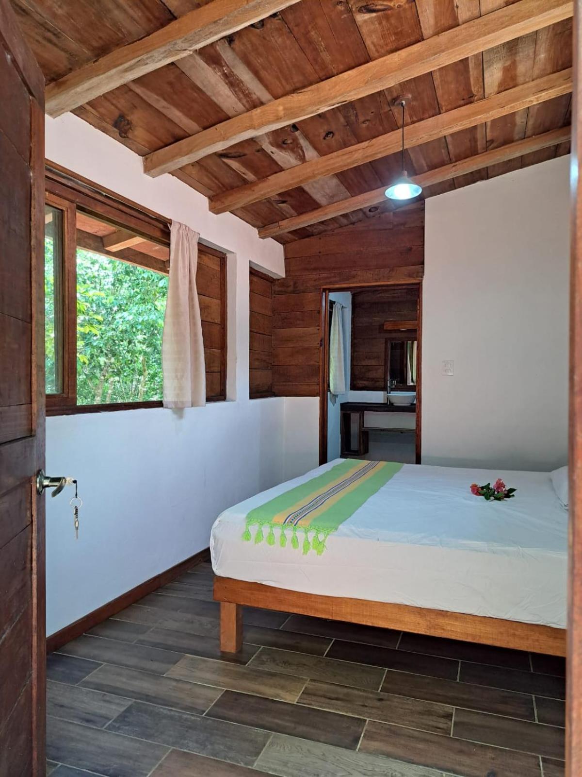 Zimmer mit Queensize-Bett und Balkon
