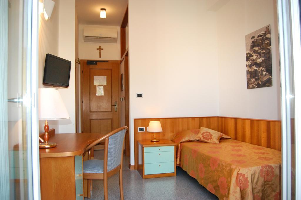 Single Room,931156270:JPEG