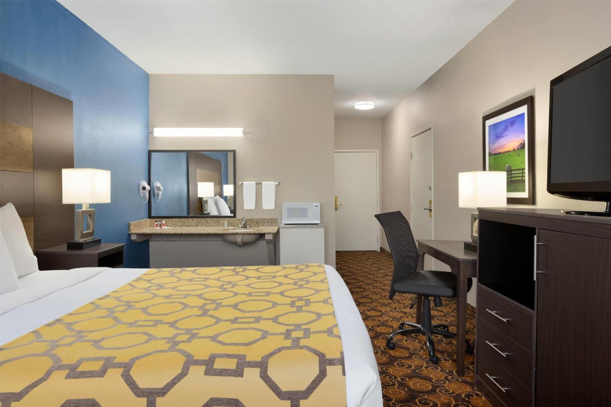 King Room with Bath Tub - Mobility Accessible/Non-Smoking