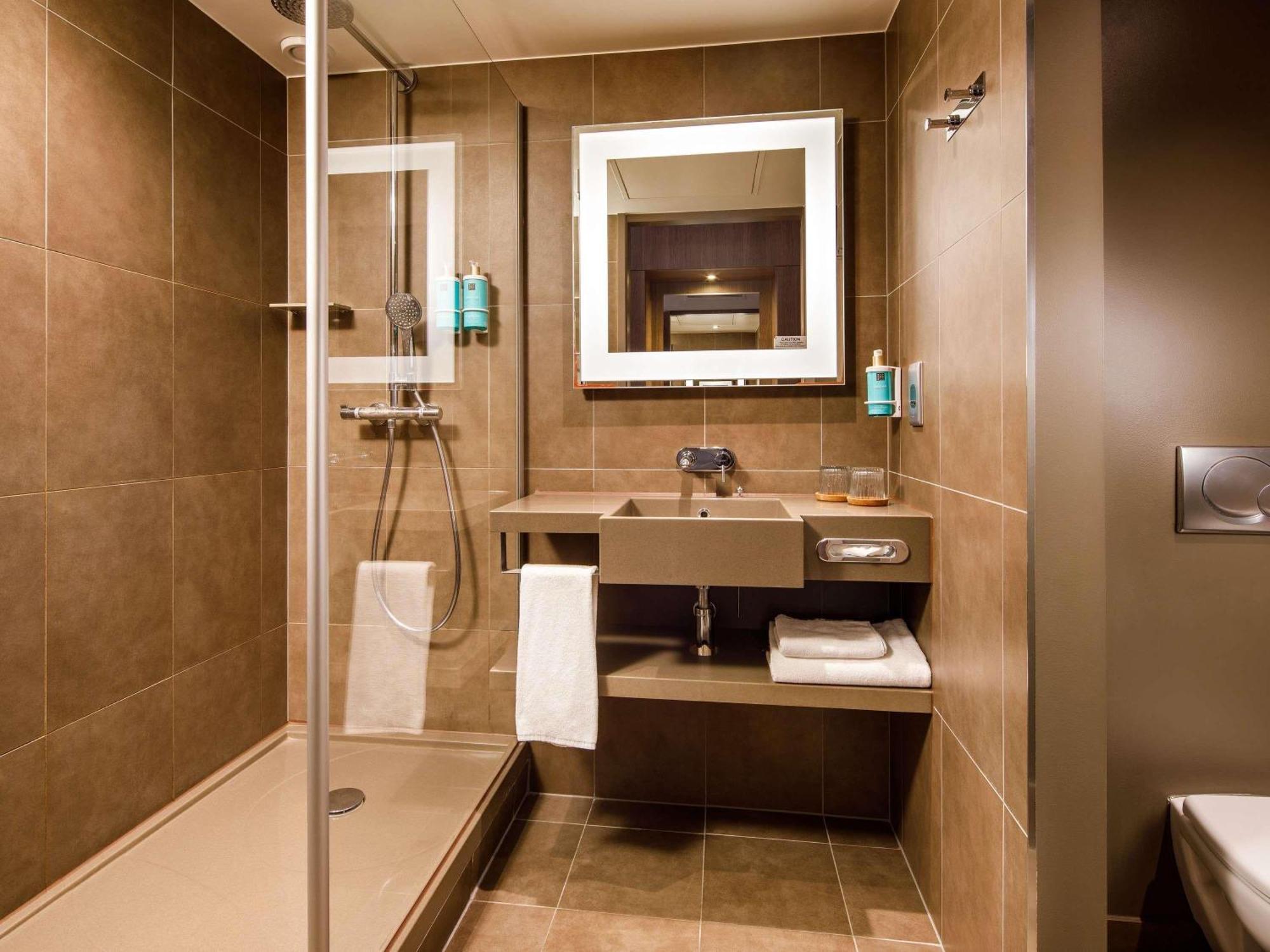Executive Queen Room with One Queen Bed and One Double Sofa Bed,1729980251:JPEG