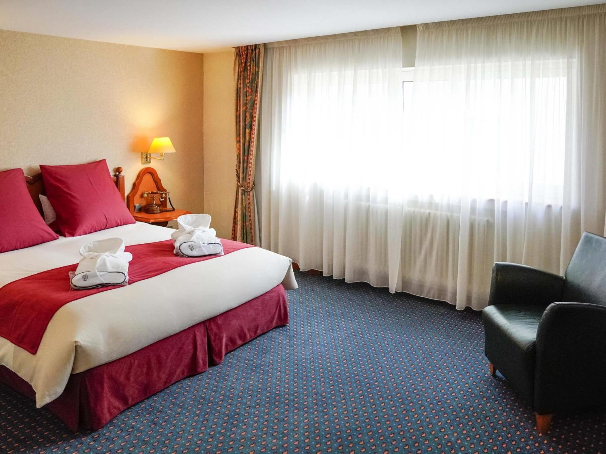 Superior Room with One Double Bed and Two Single Beds - Non-Smoking,1704851212:JPEG