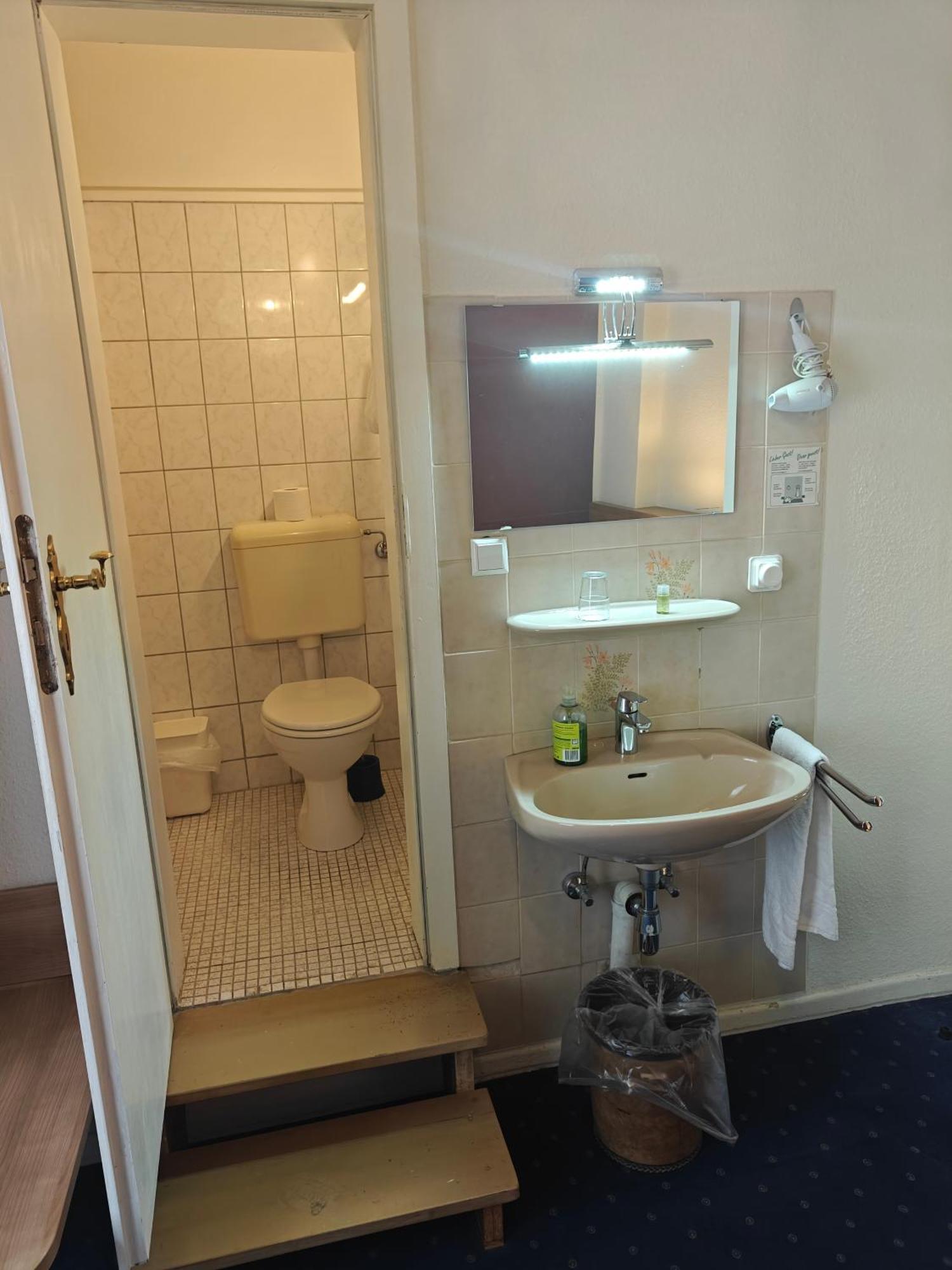 Einzelzimmer mit Dusche und WC