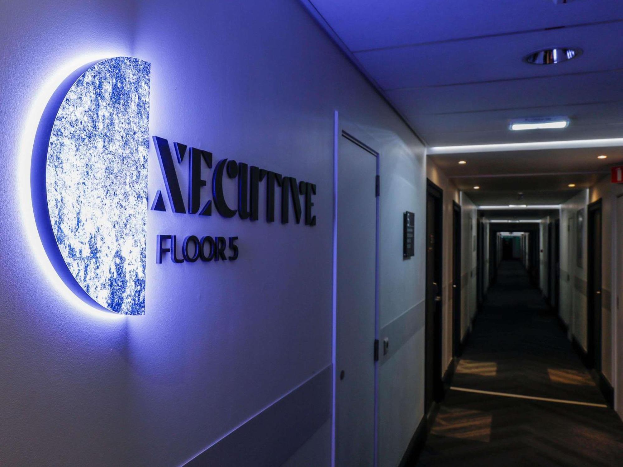 Executive Queen Kamer met Bank