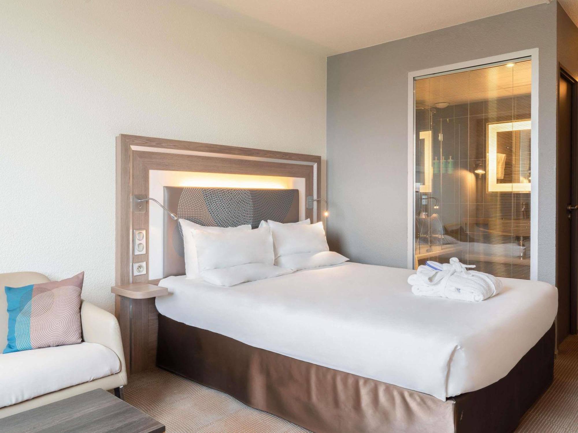 Executive Zimmer mit Queensize-Bett und Aussicht auf den Eiffelturm.